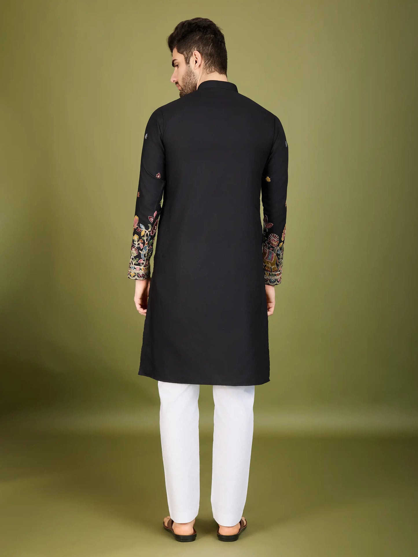 Schwarze Baumwoll-Kurta mit Fadenstickerei und Pailletten
