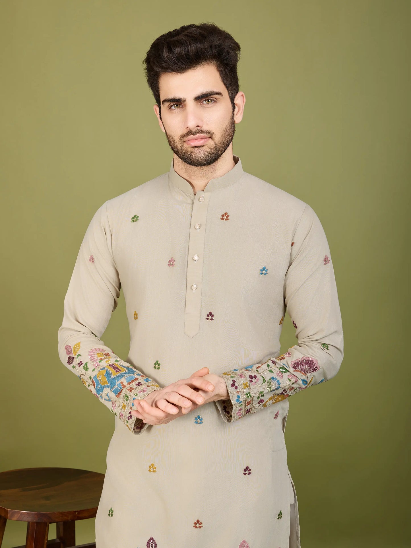 Elfenbeinbeige Baumwoll-Kurta mit Fadenstickerei und Pailletten