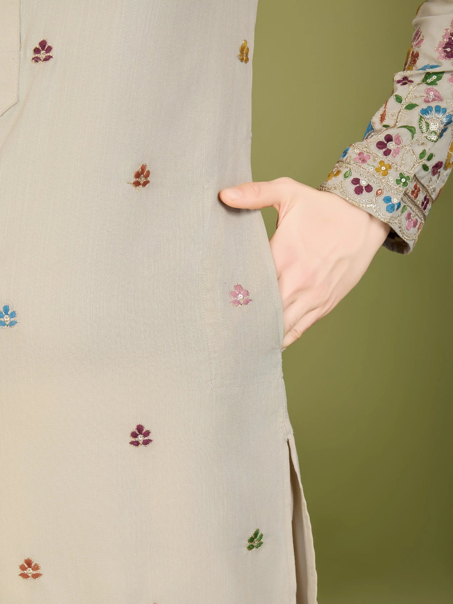 Elfenbeinbeige Baumwoll-Kurta mit Fadenstickerei und Pailletten