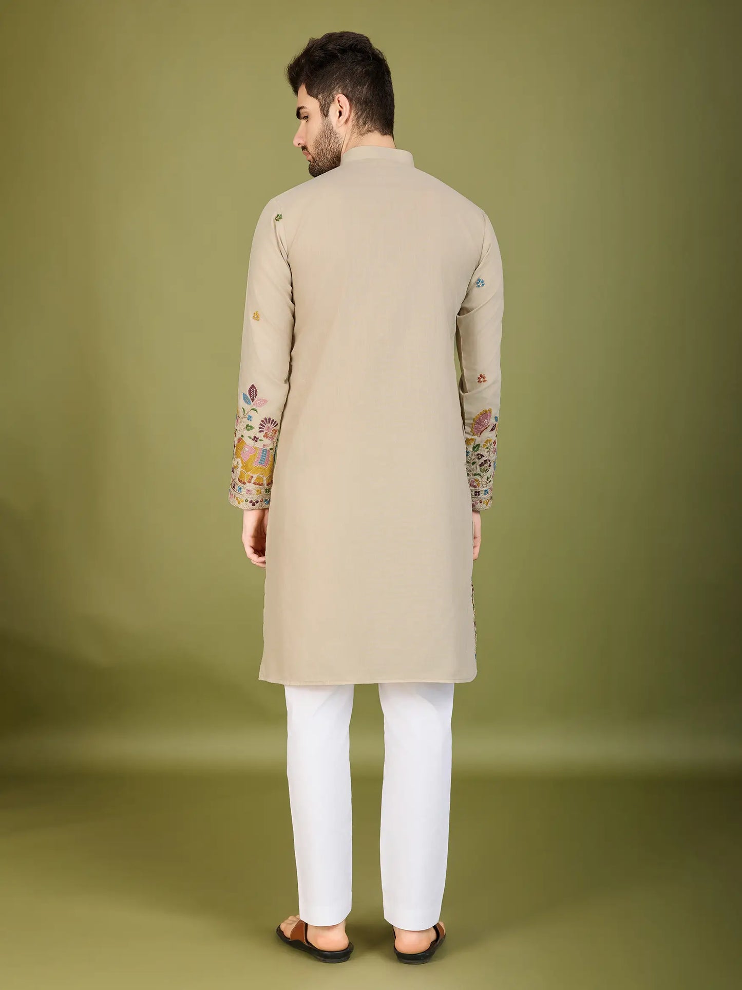 Elfenbeinbeige Baumwoll-Kurta mit Fadenstickerei und Pailletten