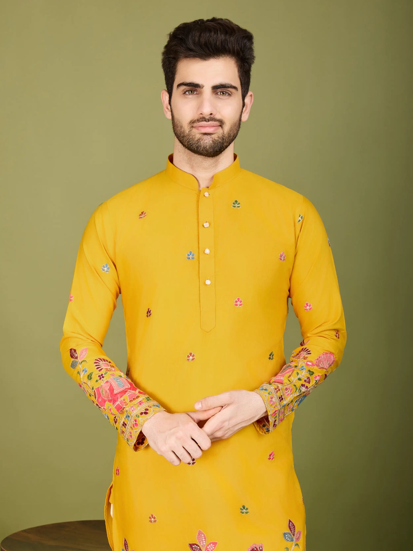 Gelbe Baumwoll-Kurta mit Fadenstickerei und Pailletten