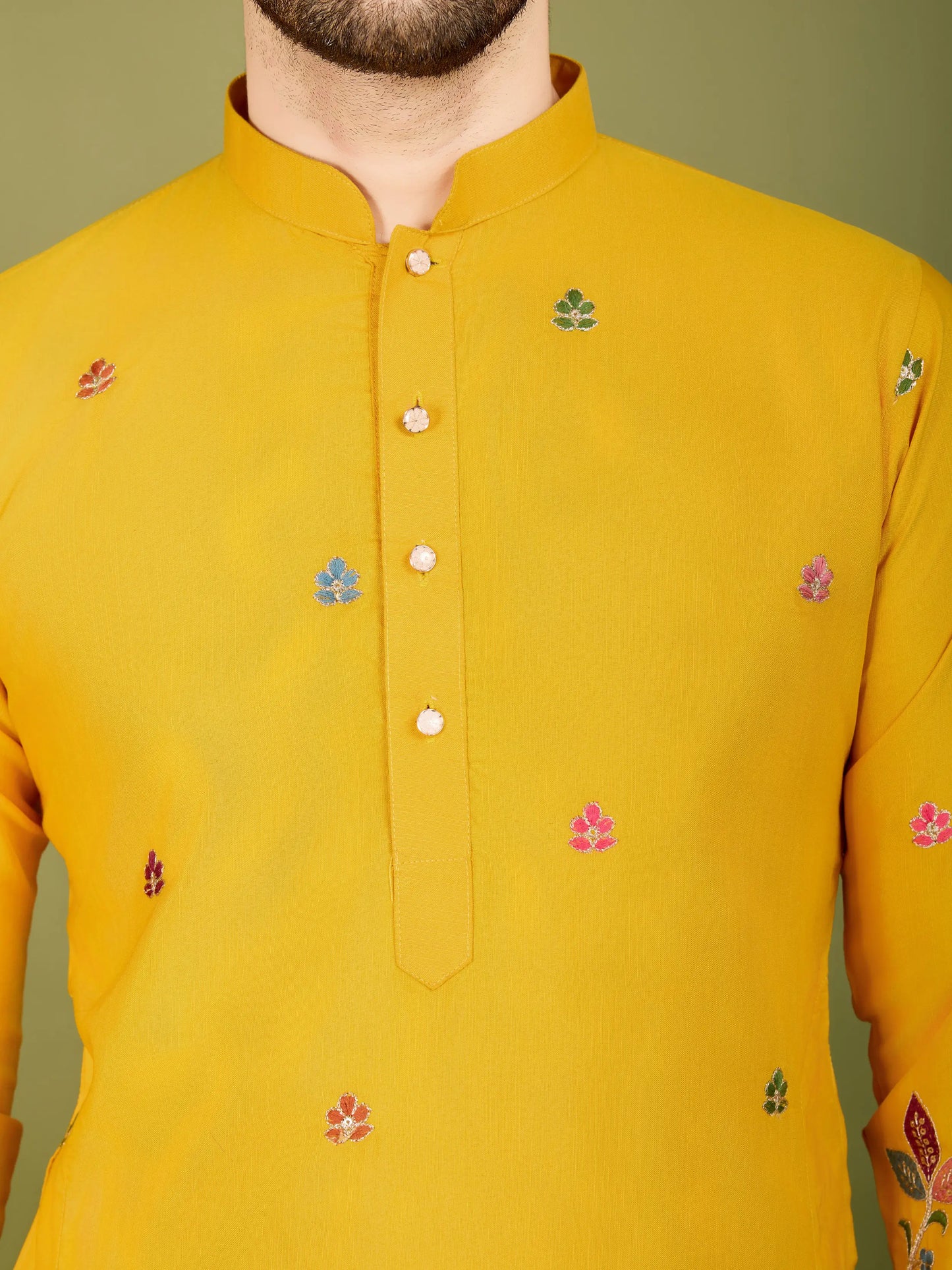 Gelbe Baumwoll-Kurta mit Fadenstickerei und Pailletten