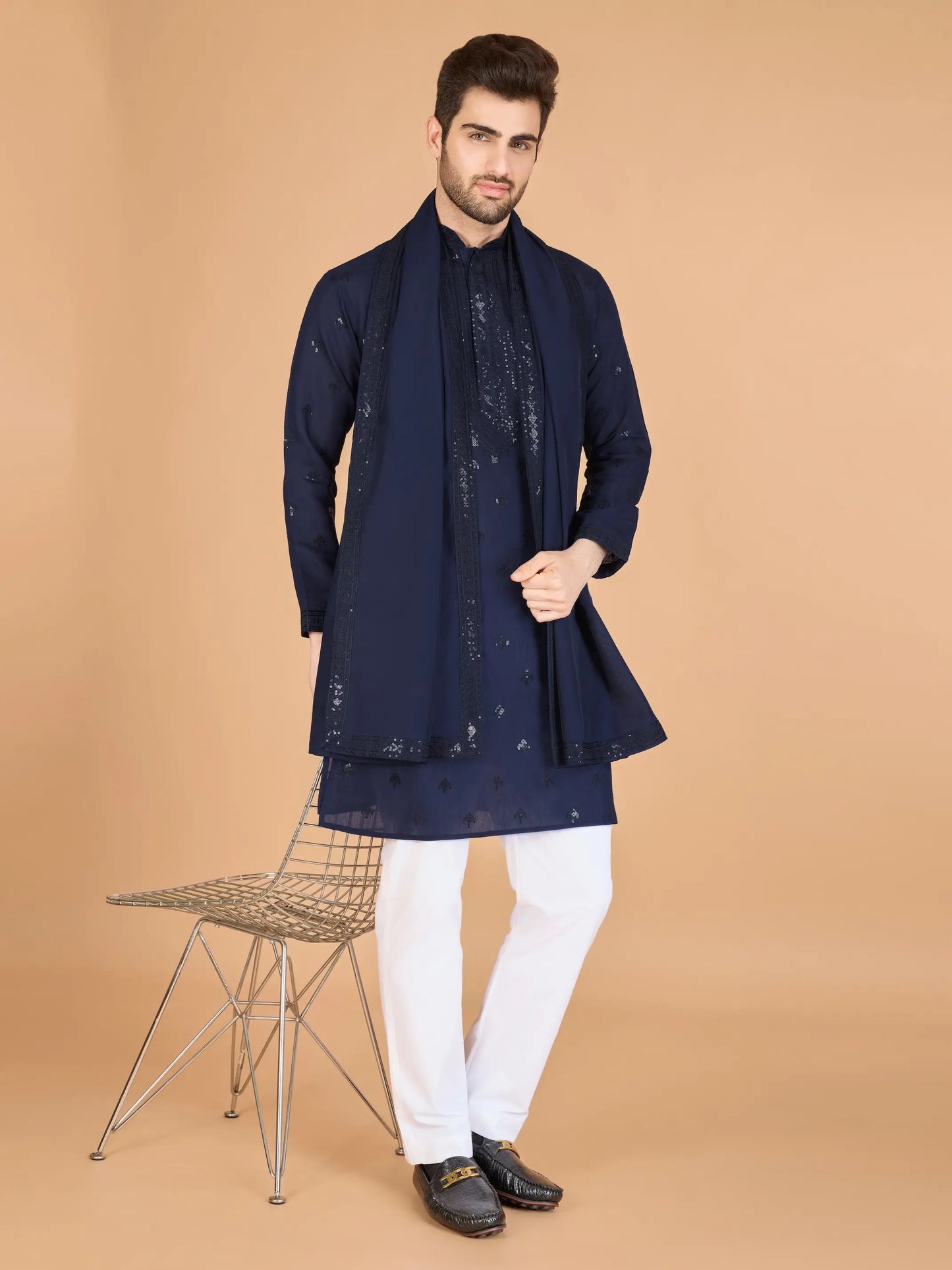 Ensemble Kurta bleu marine en soie, orné de broderies au fil et de sequins, avec pantalon et dupatta assortis