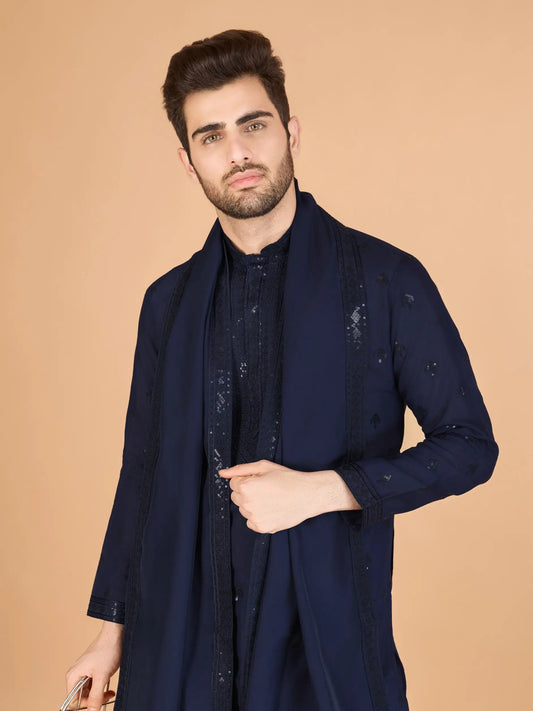 Ensemble Kurta bleu marine en soie, orné de broderies au fil et de sequins, avec pantalon et dupatta assortis