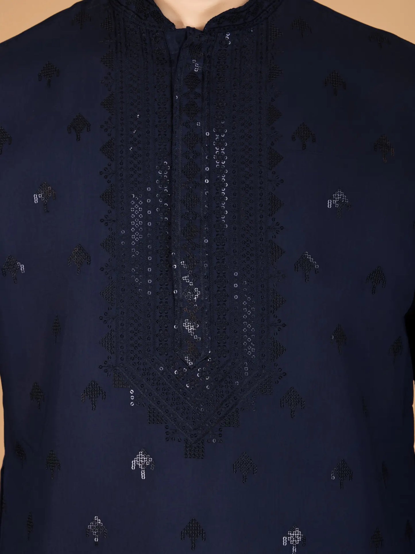 Ensemble Kurta bleu marine en soie, orné de broderies au fil et de sequins, avec pantalon et dupatta assortis