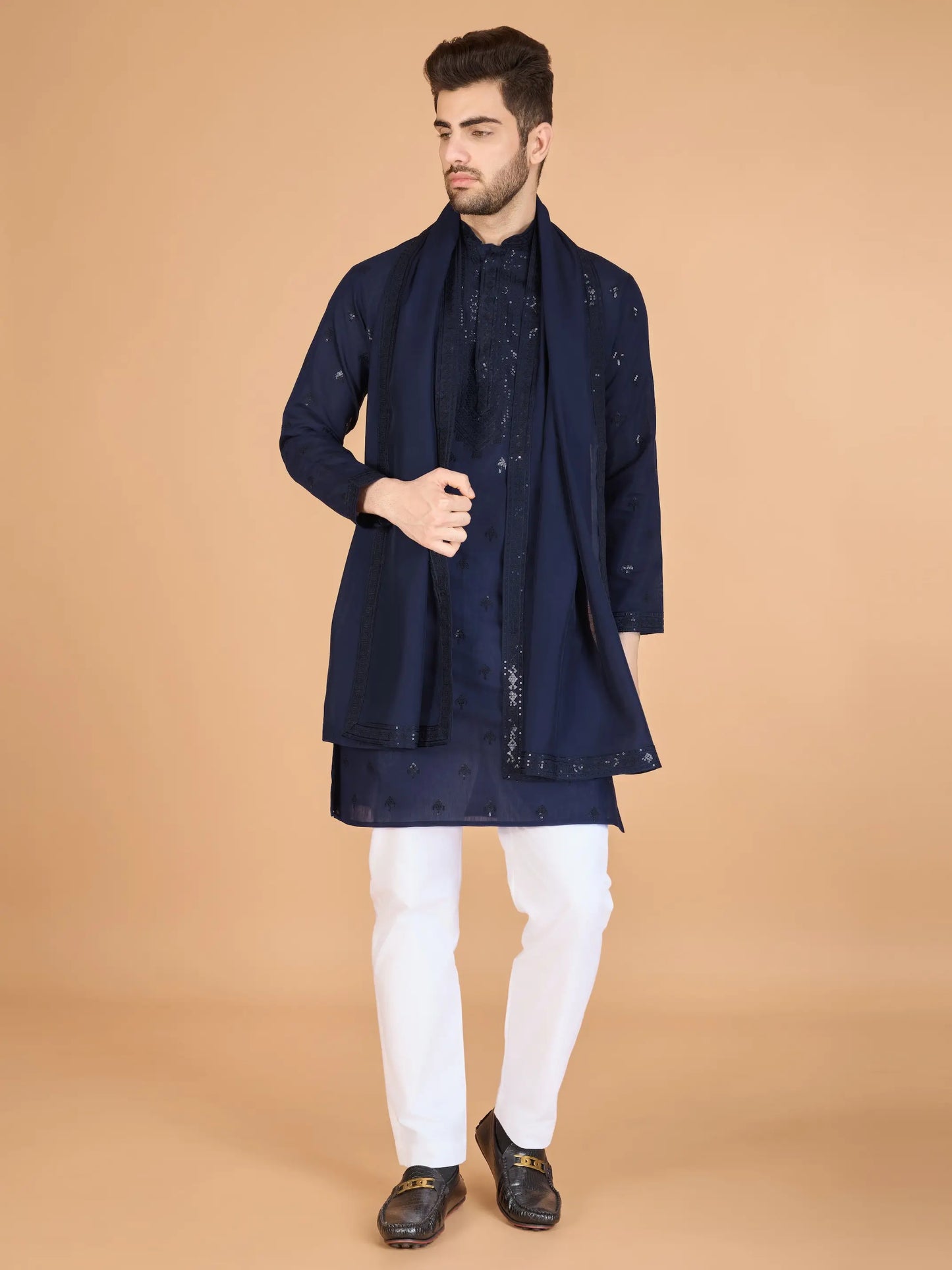 Ensemble Kurta bleu marine en soie, orné de broderies au fil et de sequins, avec pantalon et dupatta assortis