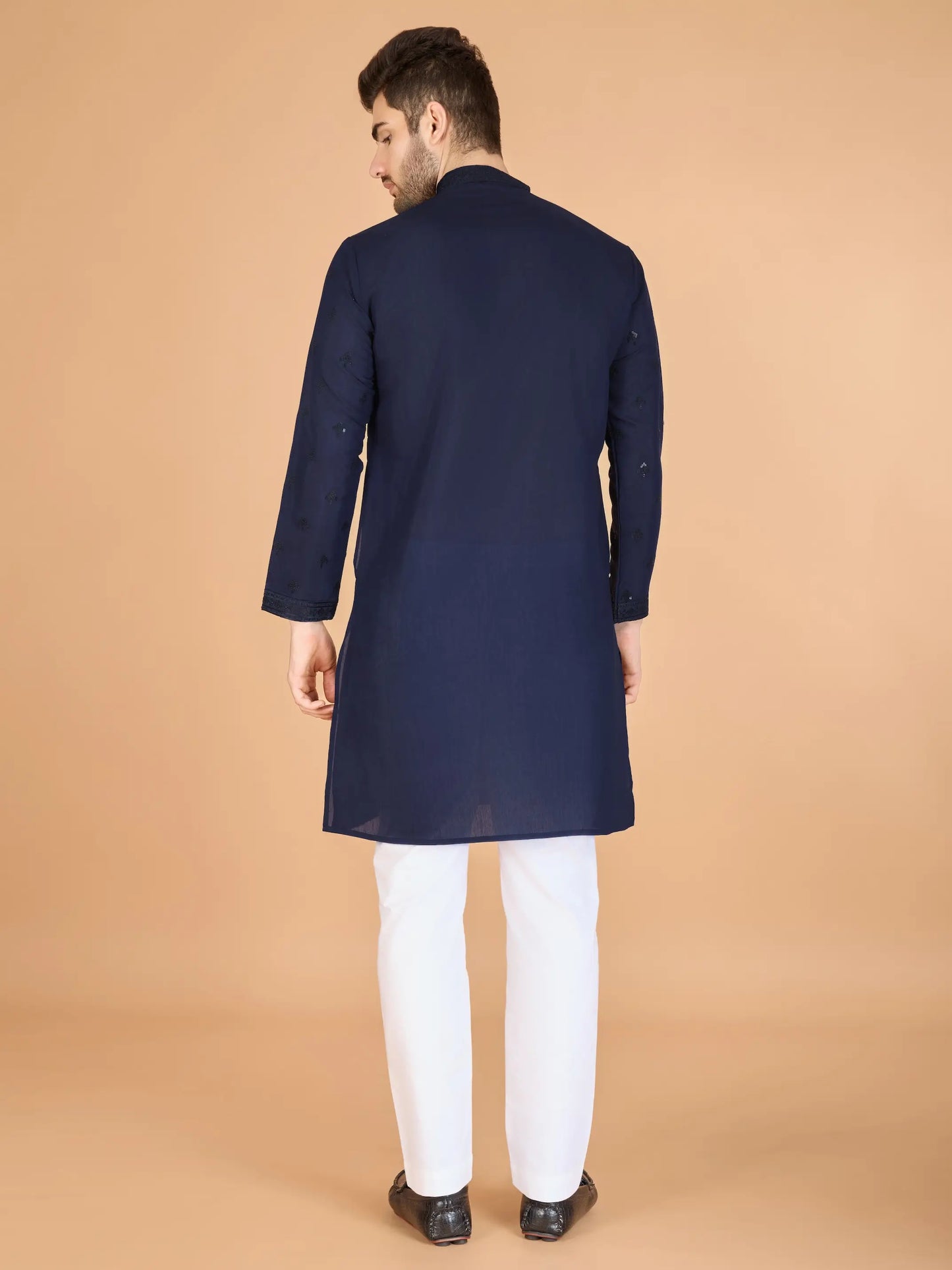 Ensemble Kurta bleu marine en soie, orné de broderies au fil et de sequins, avec pantalon et dupatta assortis