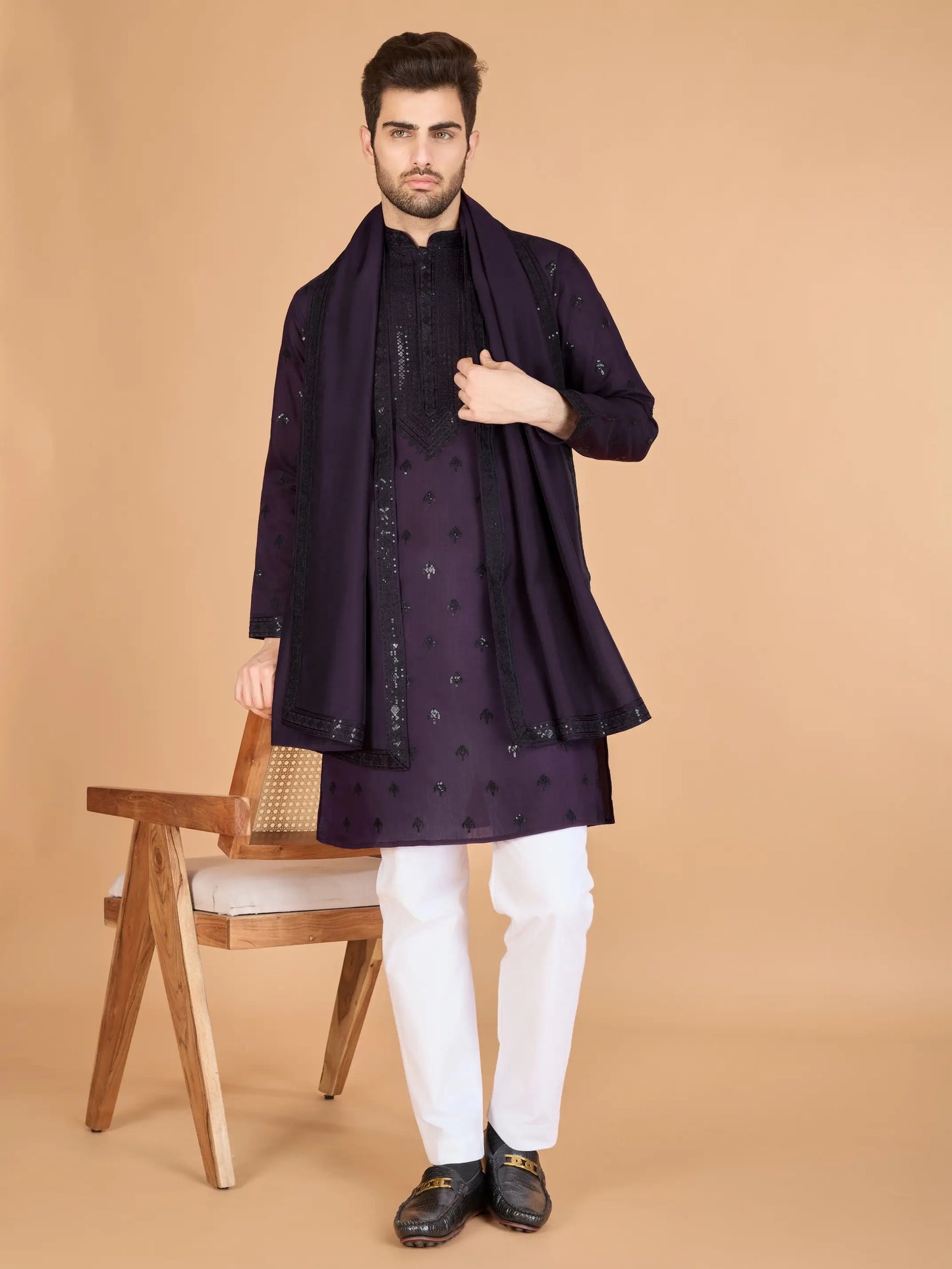Ensemble Kurta violet en soie, orné de broderies au fil et de sequins, avec pantalon et dupatta assortis