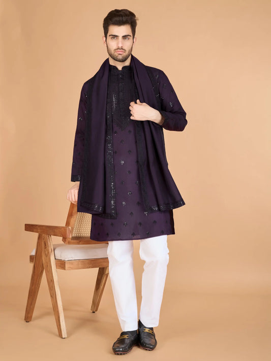 Ensemble Kurta violet en soie, orné de broderies au fil et de sequins, avec pantalon et dupatta assortis