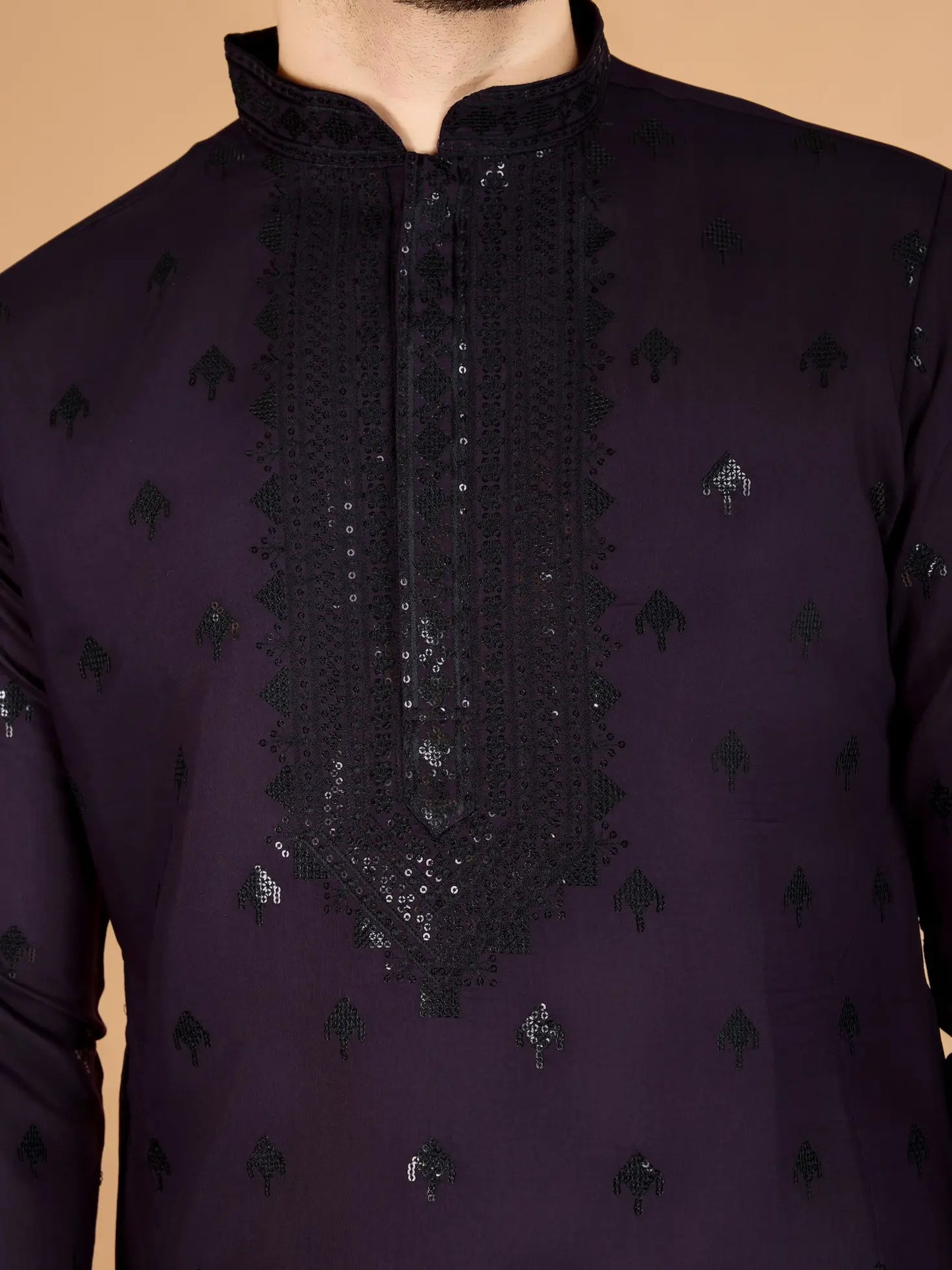 Ensemble Kurta violet en soie, orné de broderies au fil et de sequins, avec pantalon et dupatta assortis