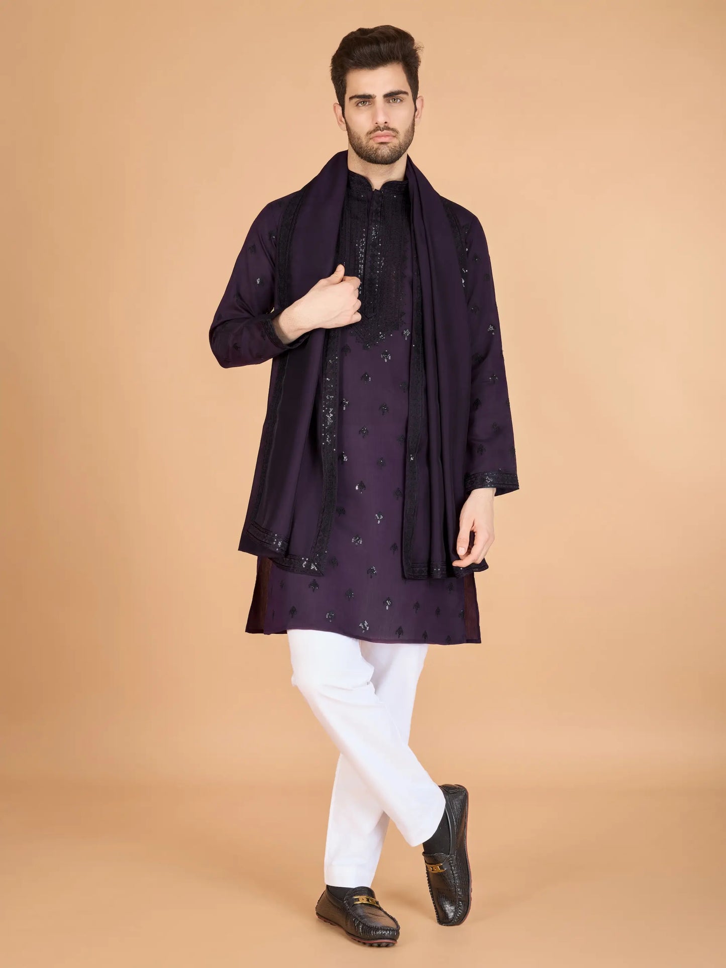 Ensemble Kurta violet en soie, orné de broderies au fil et de sequins, avec pantalon et dupatta assortis