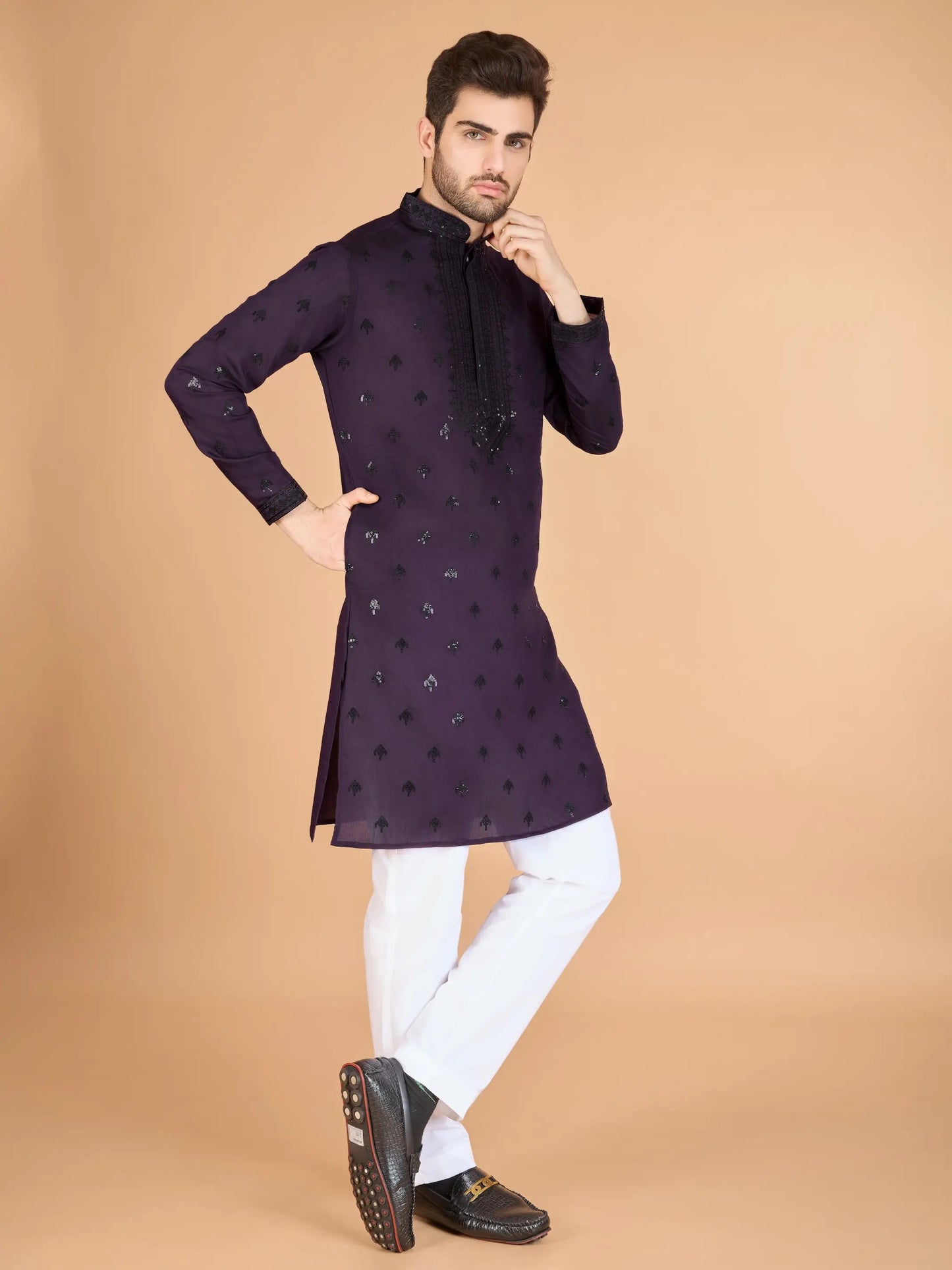 Ensemble Kurta violet en soie, orné de broderies au fil et de sequins, avec pantalon et dupatta assortis