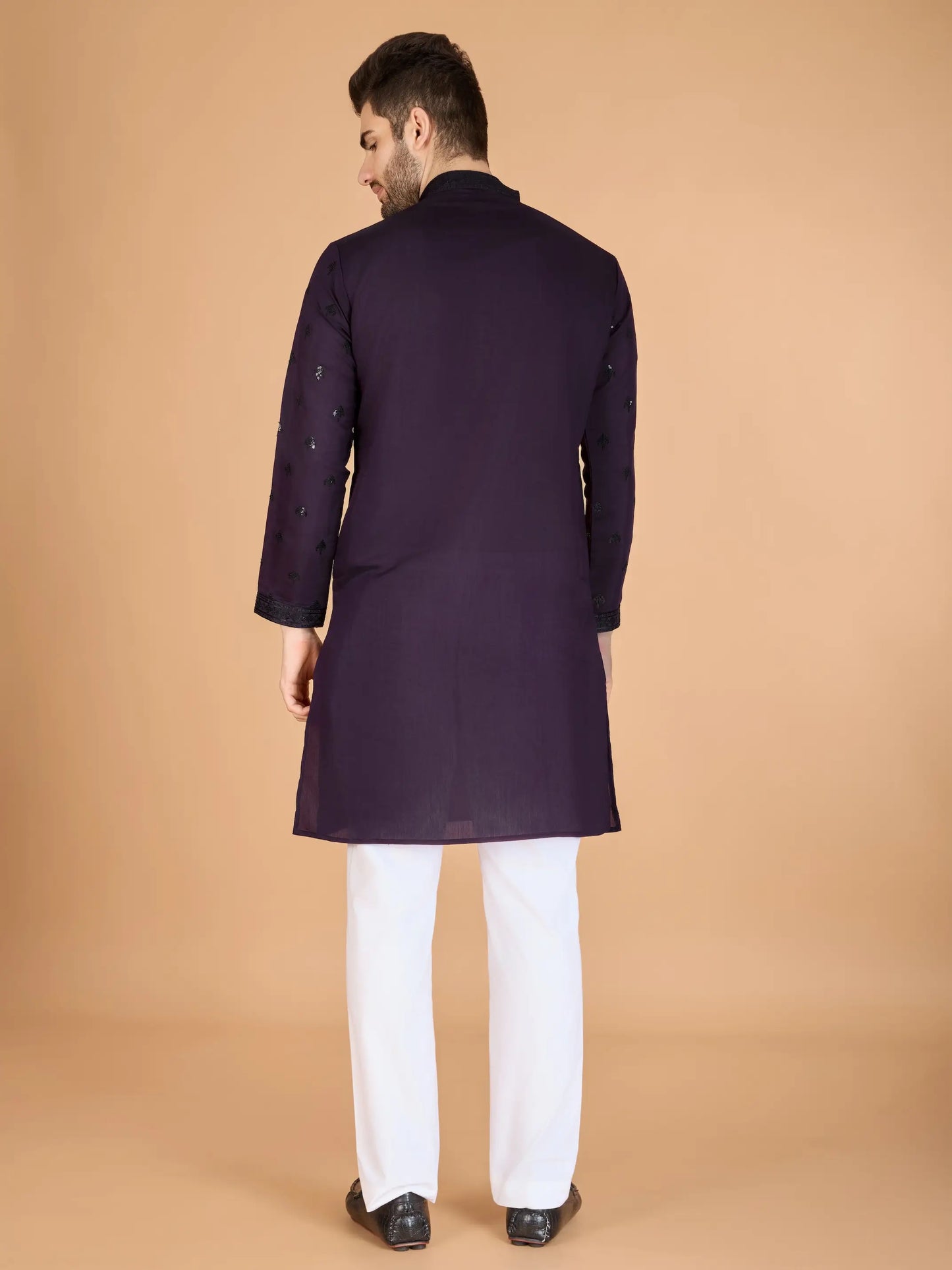 Ensemble Kurta violet en soie, orné de broderies au fil et de sequins, avec pantalon et dupatta assortis