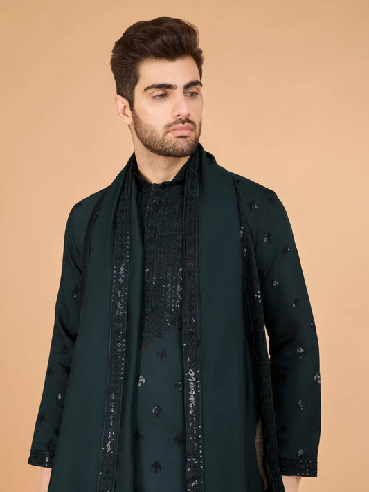 Ensemble Kurta vert en soie, orné de broderies au fil et de sequins, avec pantalon et dupatta assortis