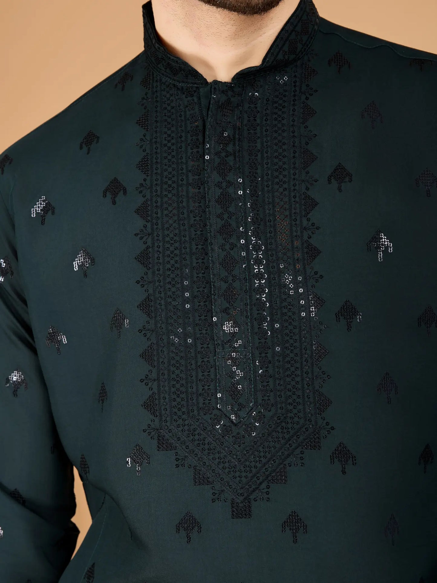 Ensemble Kurta vert en soie, orné de broderies au fil et de sequins, avec pantalon et dupatta assortis
