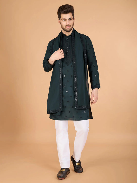 Ensemble Kurta vert en soie, orné de broderies au fil et de sequins, avec pantalon et dupatta assortis