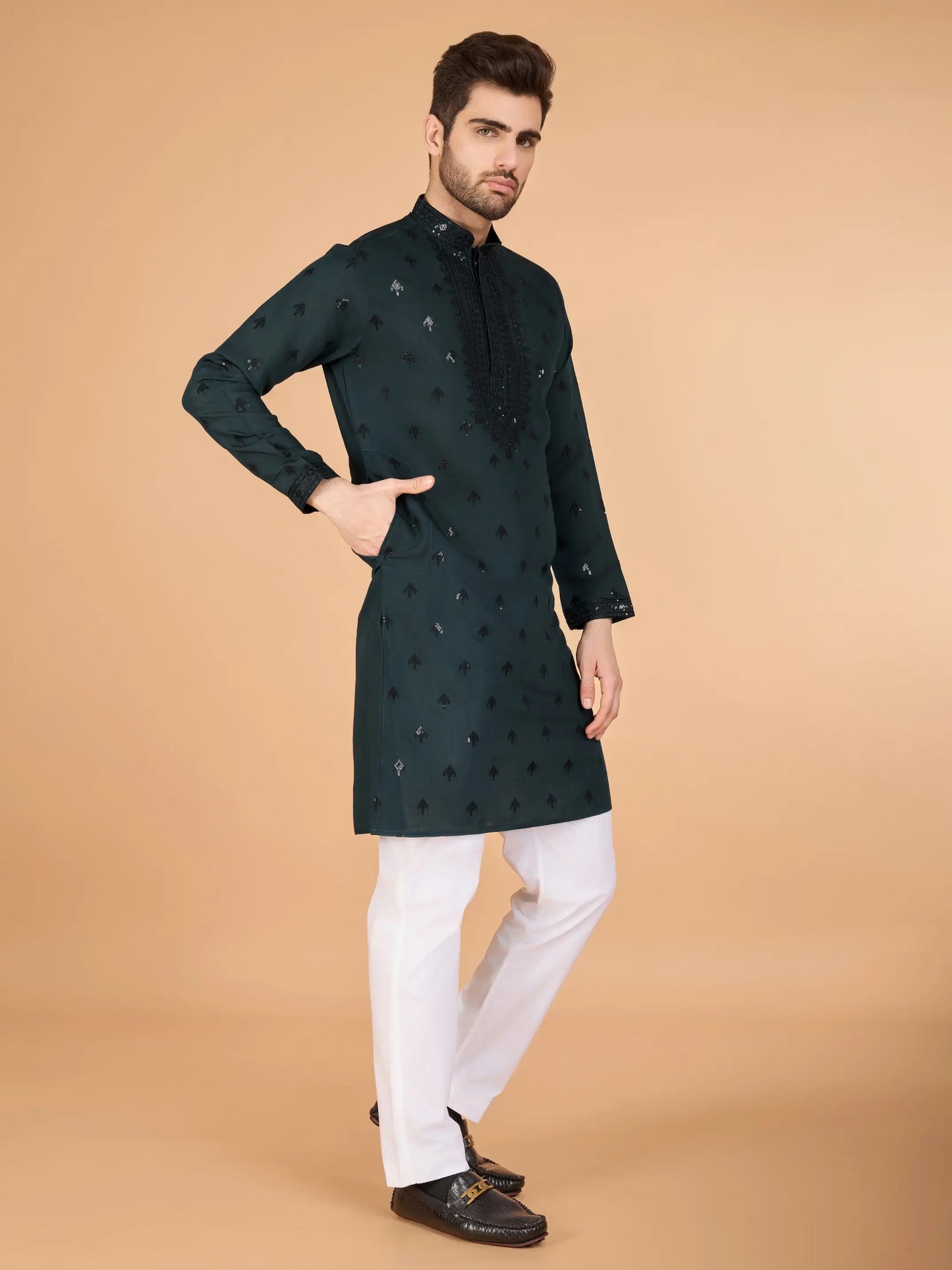 Ensemble Kurta vert en soie, orné de broderies au fil et de sequins, avec pantalon et dupatta assortis