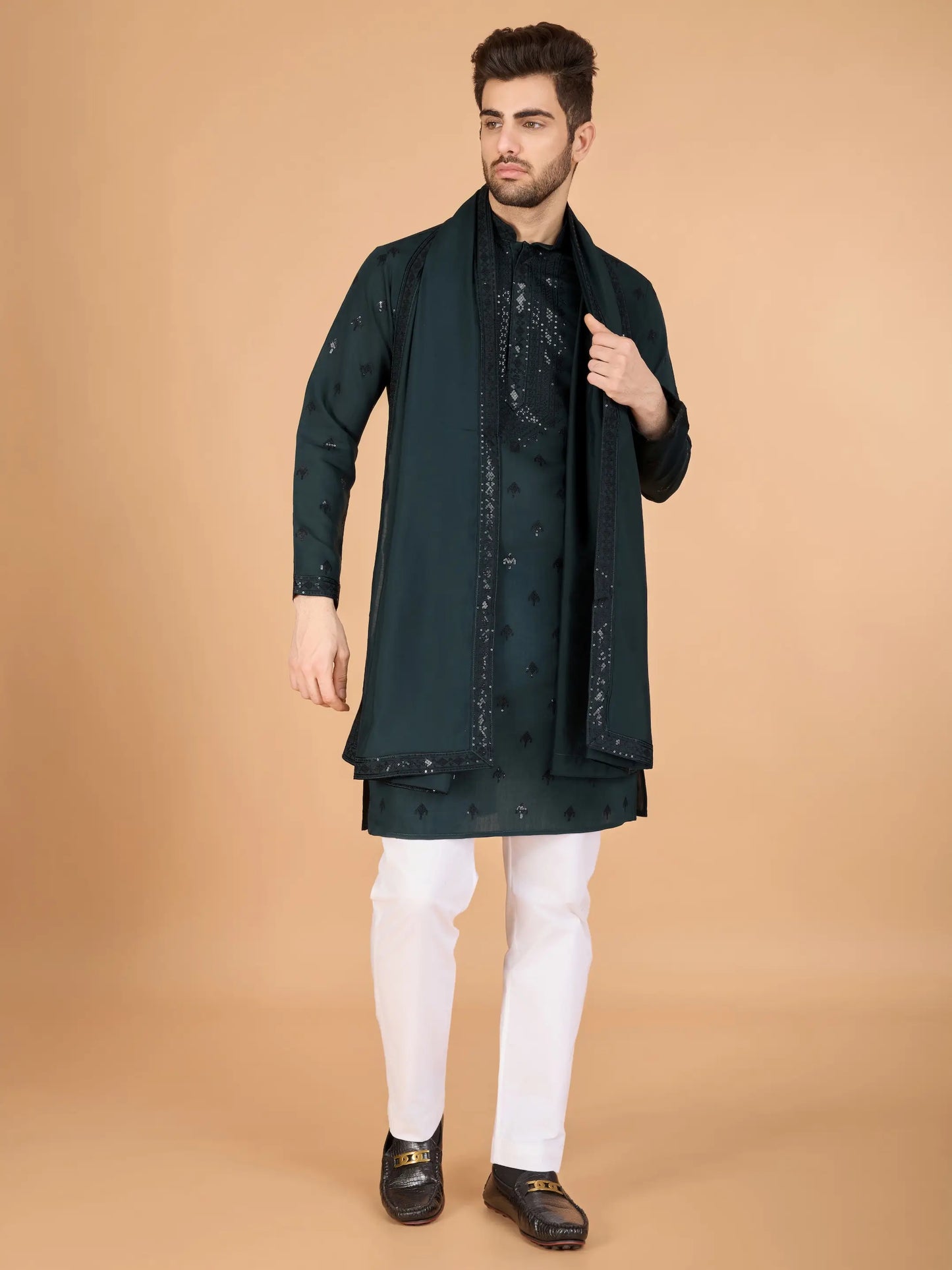 Ensemble Kurta vert en soie, orné de broderies au fil et de sequins, avec pantalon et dupatta assortis