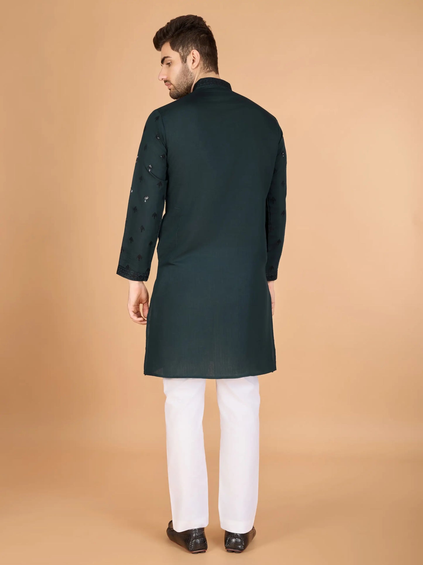 Ensemble Kurta vert en soie, orné de broderies au fil et de sequins, avec pantalon et dupatta assortis
