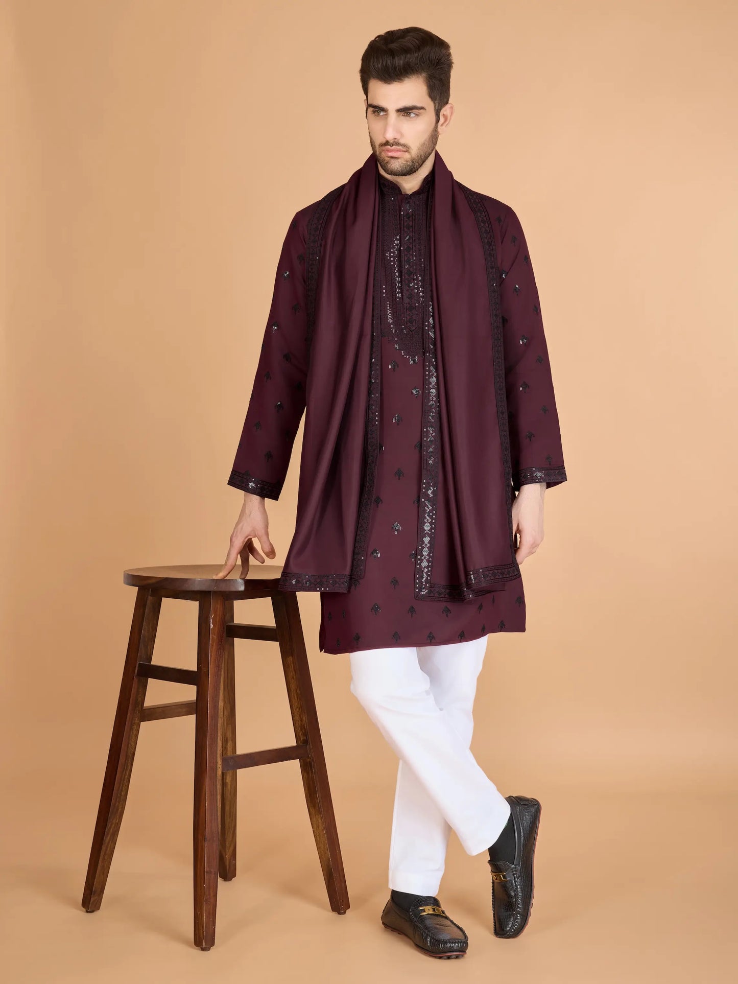 Ensemble Kurta bordeaux en soie, orné de broderies au fil et de sequins, avec pantalon et dupatta assortis