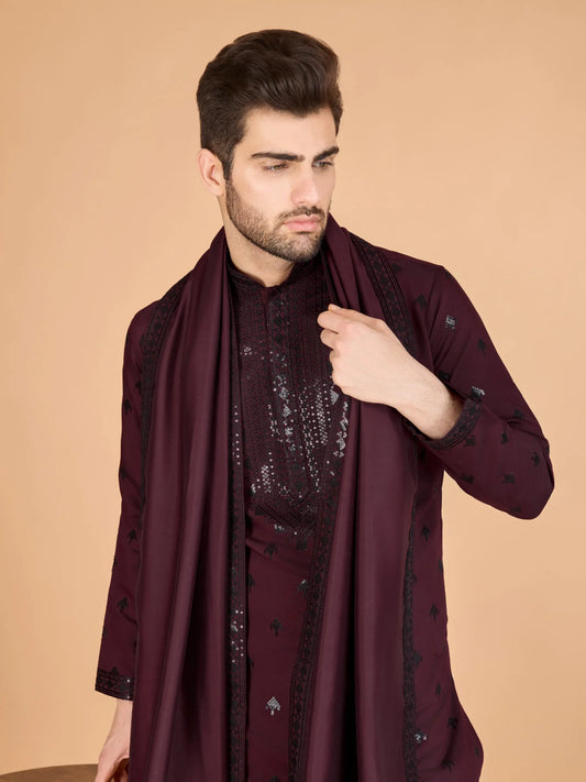 Ensemble Kurta bordeaux en soie, orné de broderies au fil et de sequins, avec pantalon et dupatta assortis