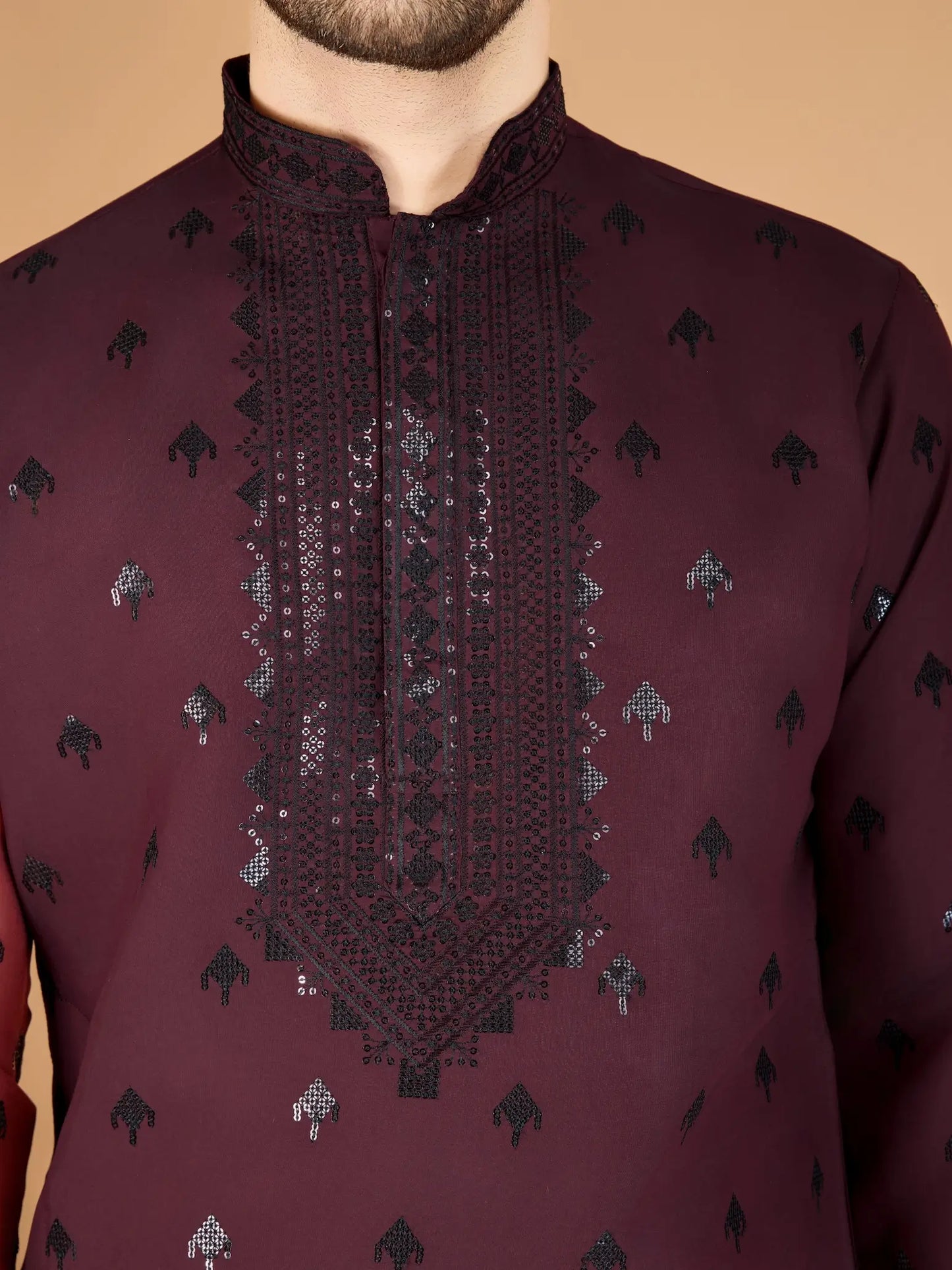 Ensemble Kurta bordeaux en soie, orné de broderies au fil et de sequins, avec pantalon et dupatta assortis