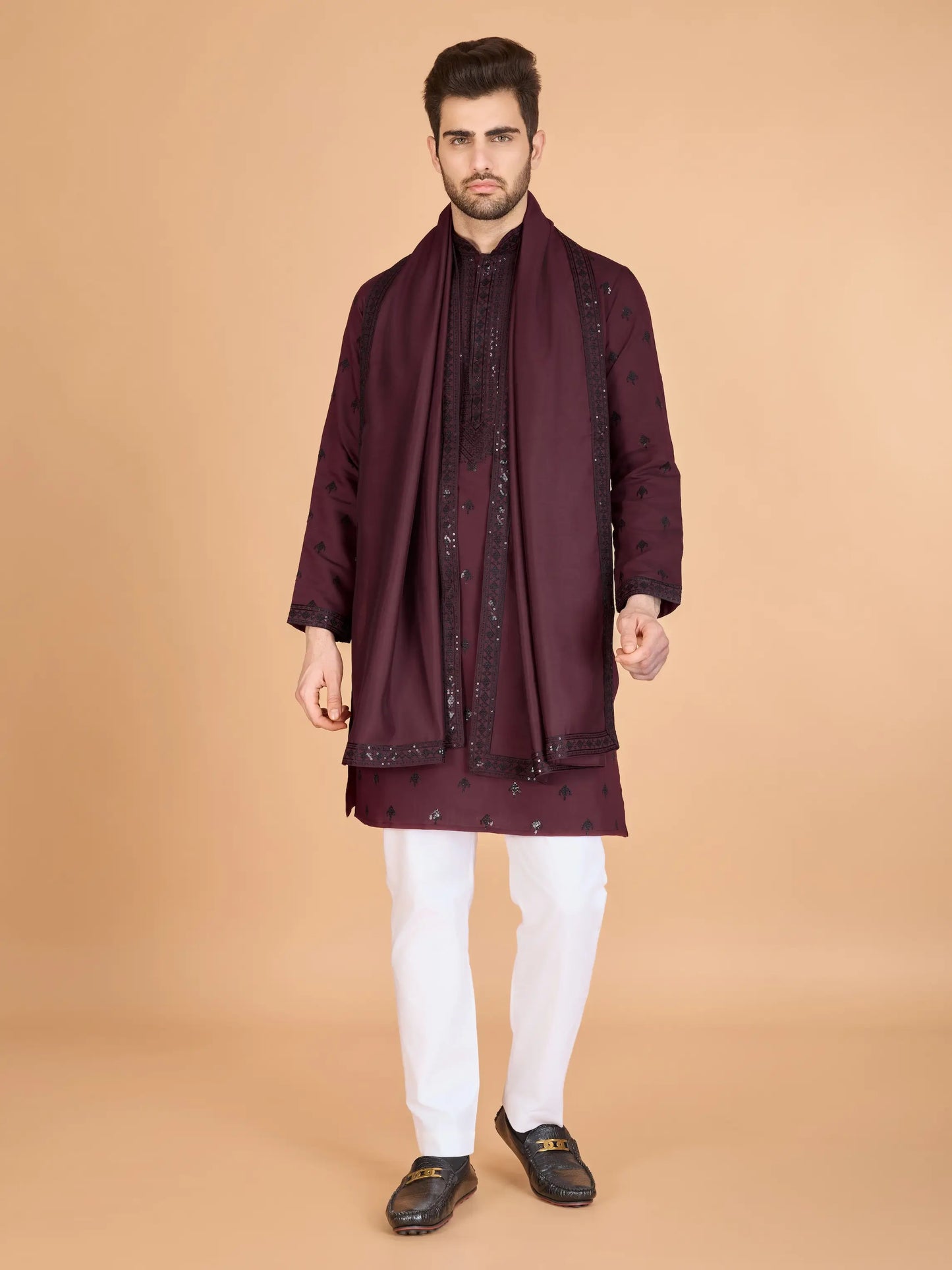 Ensemble Kurta bordeaux en soie, orné de broderies au fil et de sequins, avec pantalon et dupatta assortis