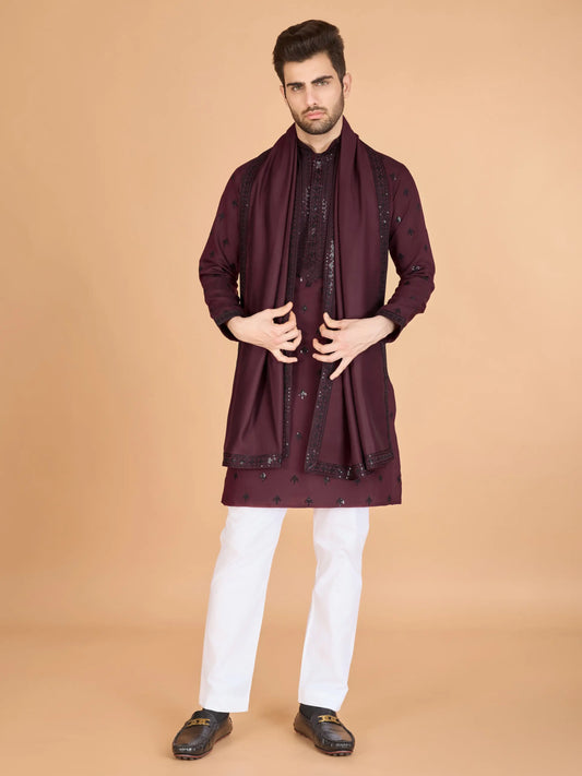 Ensemble Kurta bordeaux en soie, orné de broderies au fil et de sequins, avec pantalon et dupatta assortis