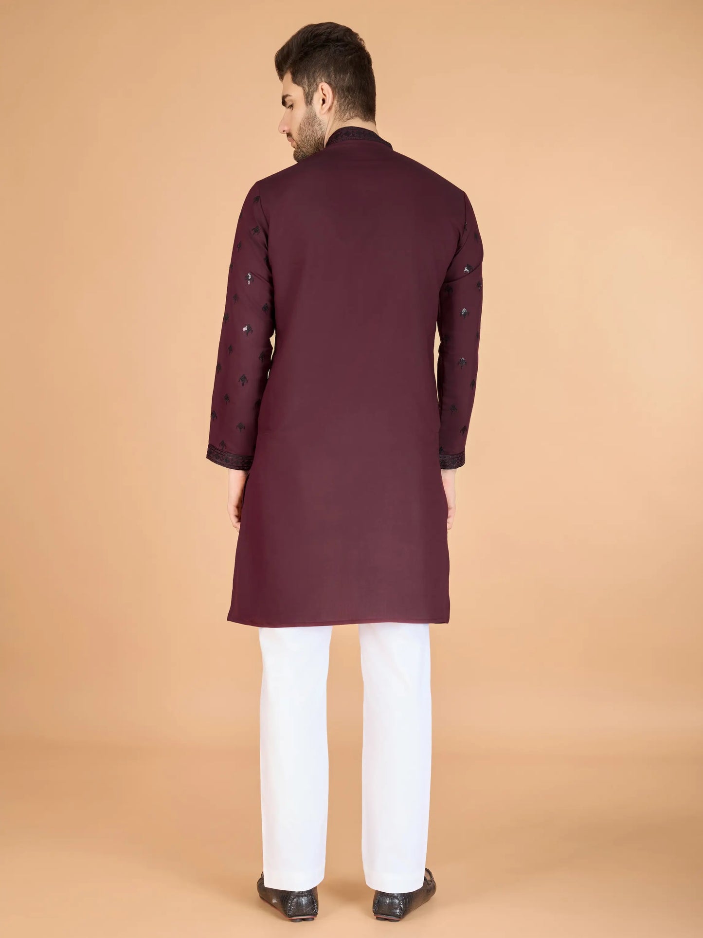 Ensemble Kurta bordeaux en soie, orné de broderies au fil et de sequins, avec pantalon et dupatta assortis