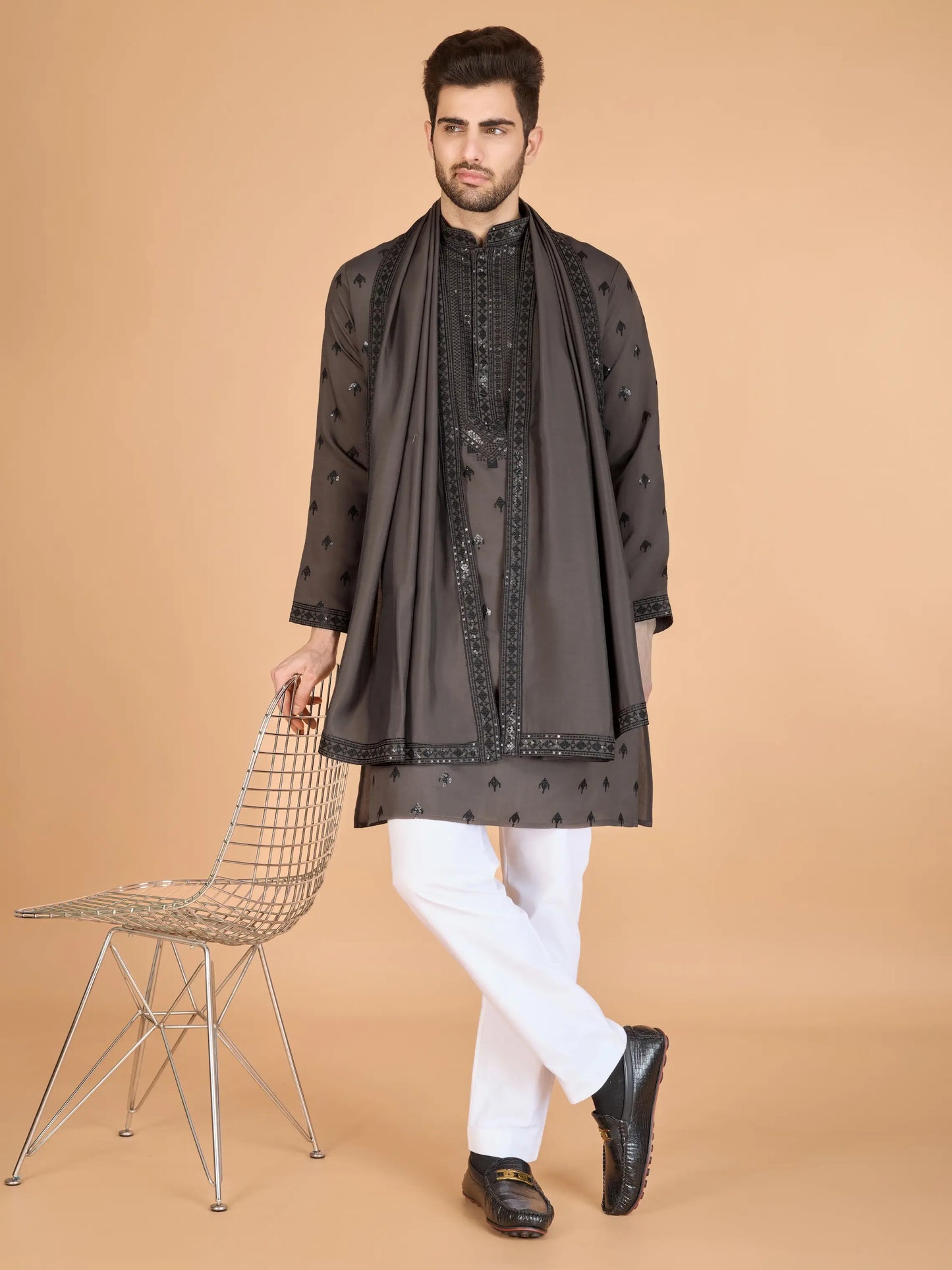Ensemble Kurta marron en soie, orné de broderies au fil et de sequins, avec pantalon et dupatta assortis