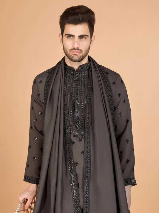 Ensemble Kurta marron en soie, orné de broderies au fil et de sequins, avec pantalon et dupatta assortis