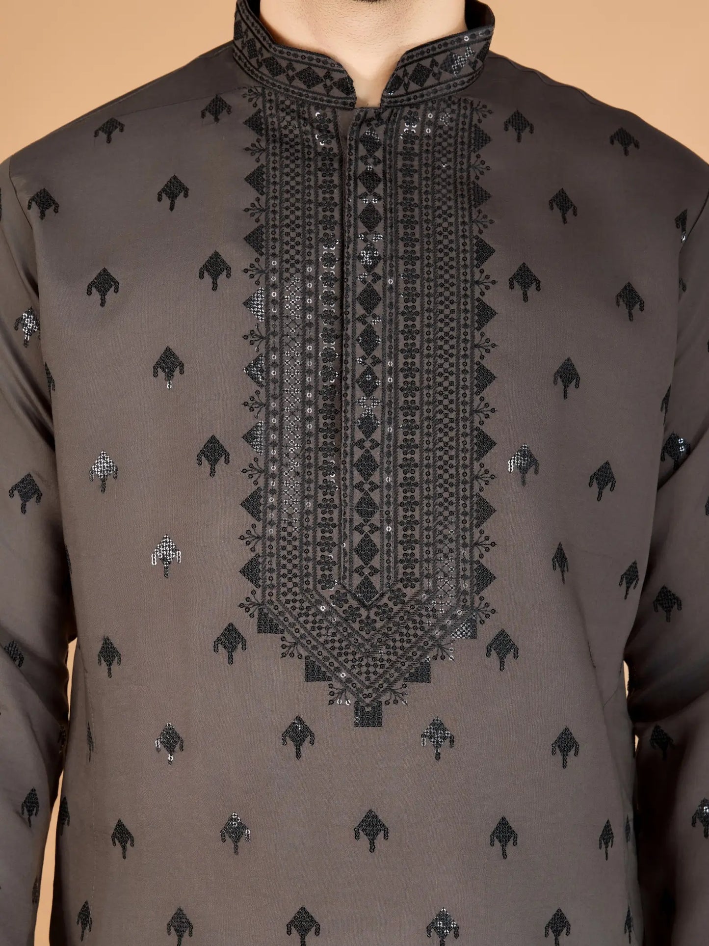 Ensemble Kurta marron en soie, orné de broderies au fil et de sequins, avec pantalon et dupatta assortis