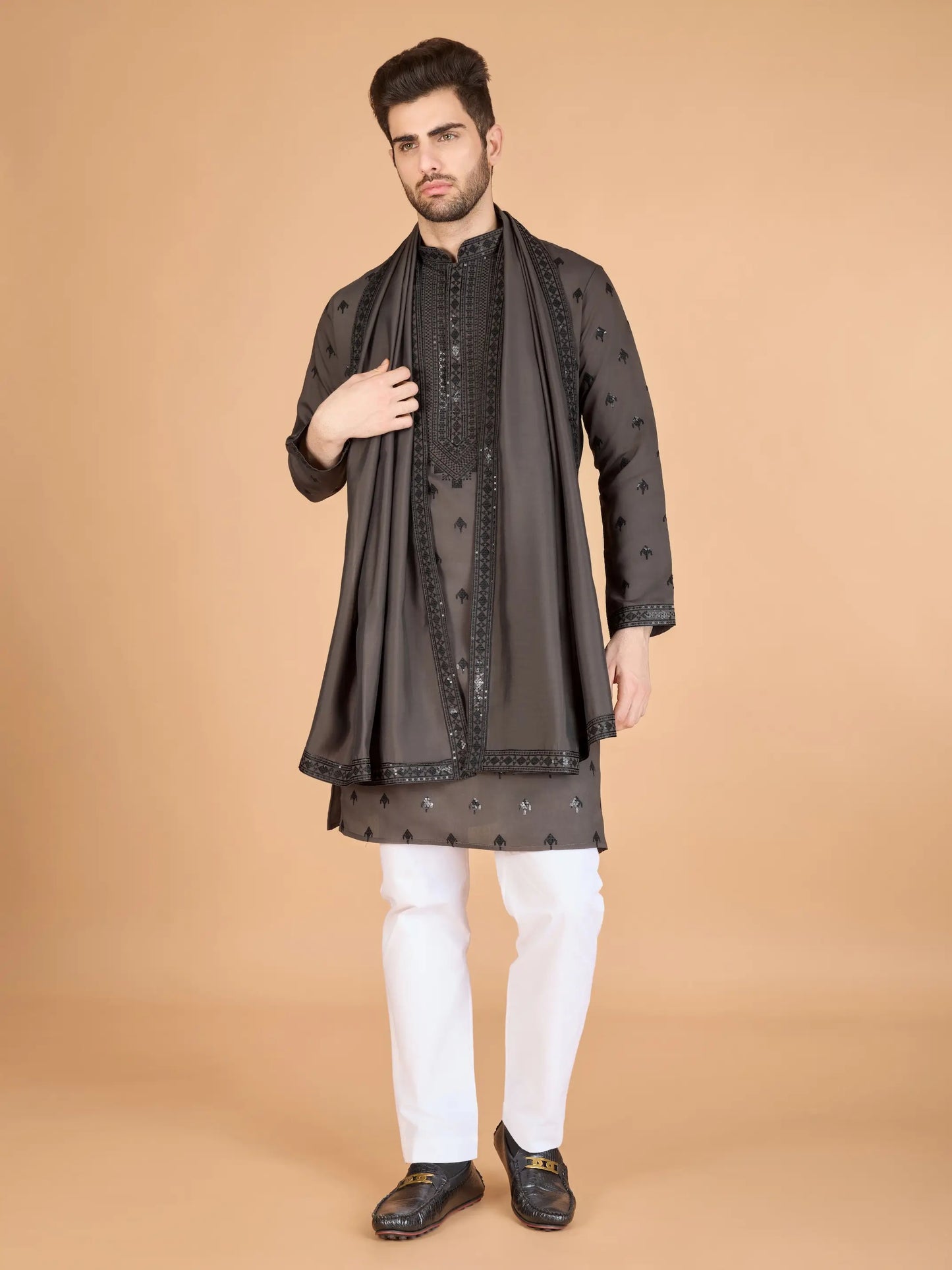 Ensemble Kurta marron en soie, orné de broderies au fil et de sequins, avec pantalon et dupatta assortis