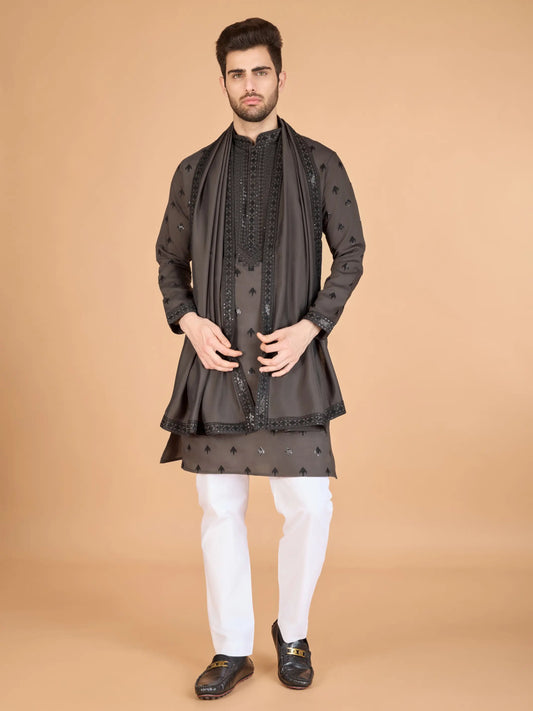 Ensemble Kurta marron en soie, orné de broderies au fil et de sequins, avec pantalon et dupatta assortis