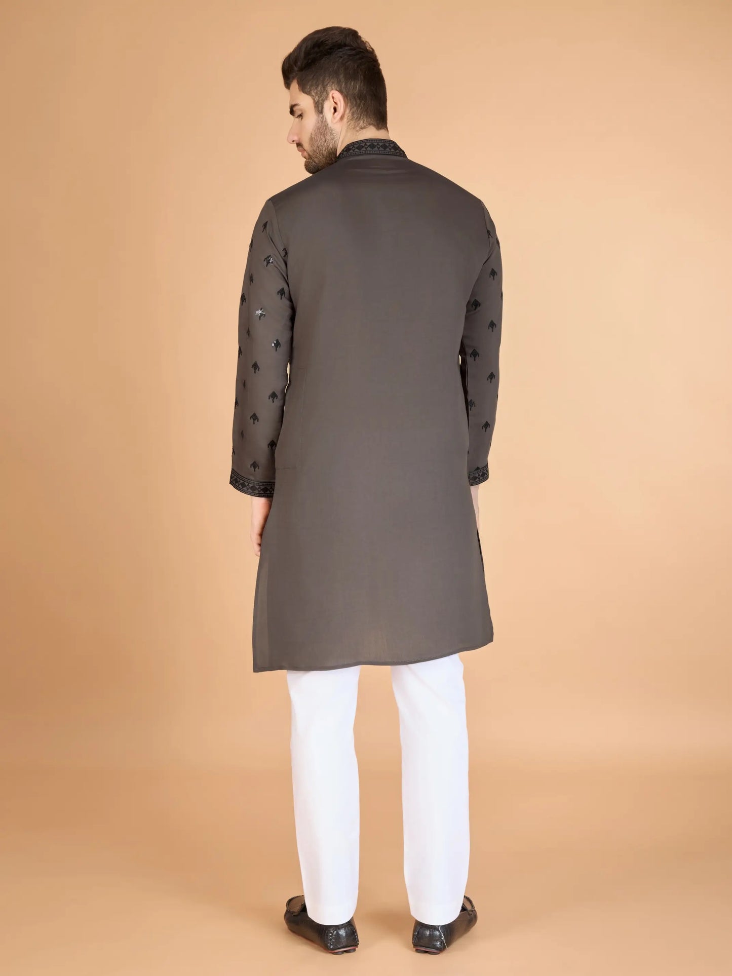 Ensemble Kurta marron en soie, orné de broderies au fil et de sequins, avec pantalon et dupatta assortis