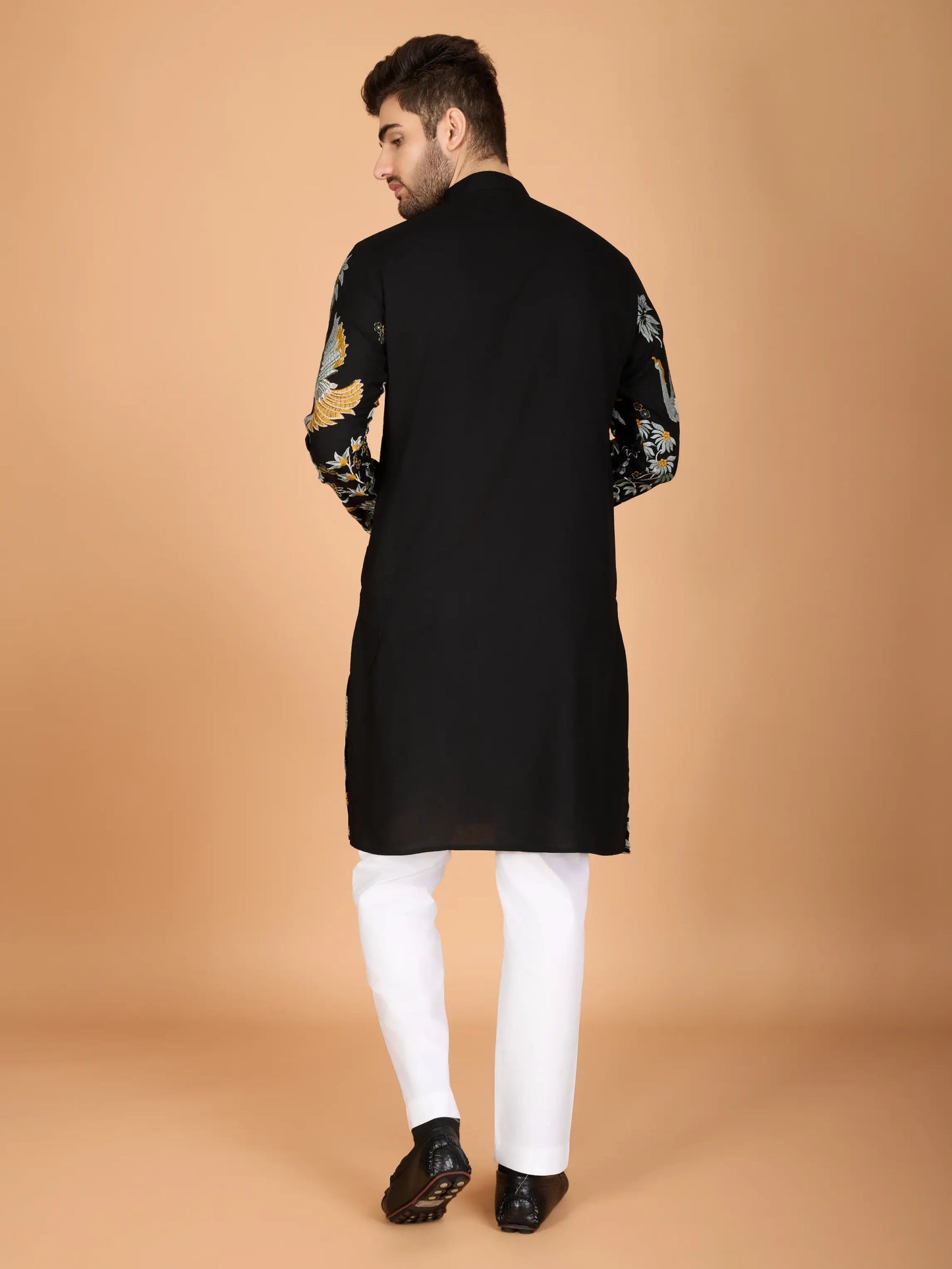 Schwarzes Viskose-Kurta mit Fadenstickerei und Pailletten