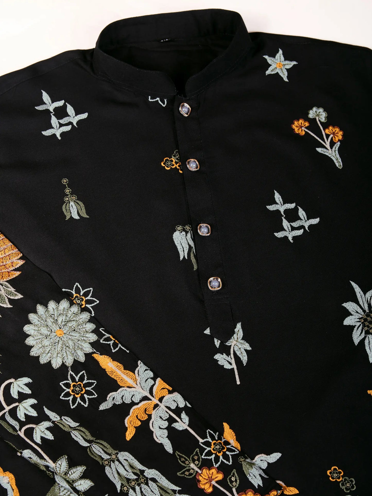 Schwarzes Viskose-Kurta mit Fadenstickerei und Pailletten