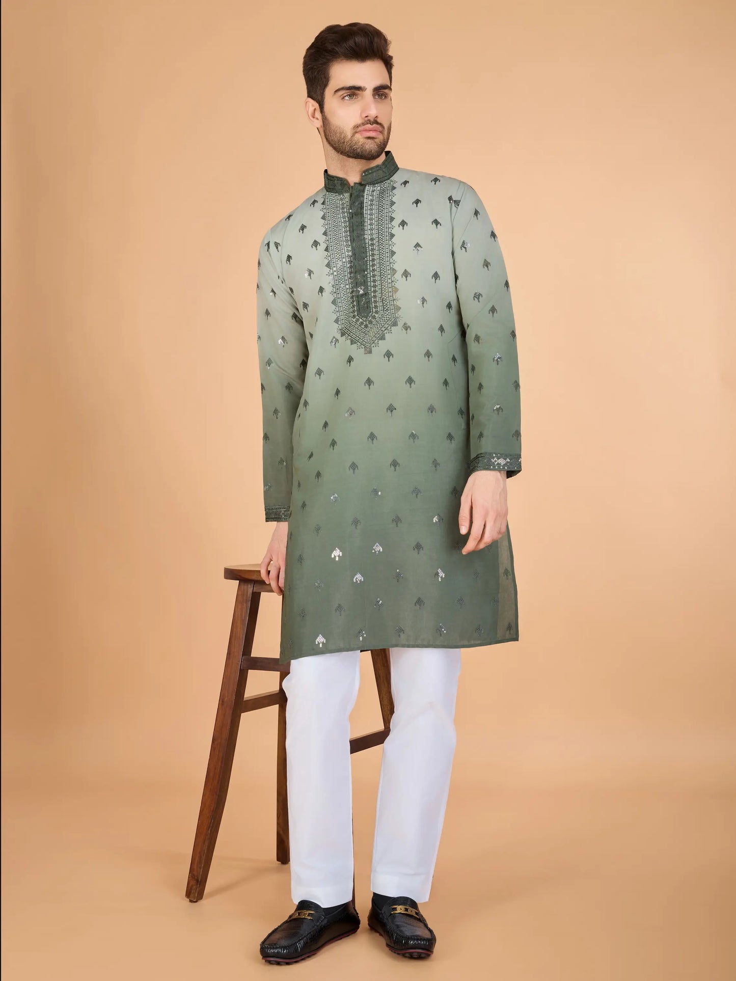Grün schattierte Seidenkurta mit Seidenfadenstickerei und Pailletten, mit passender Hose