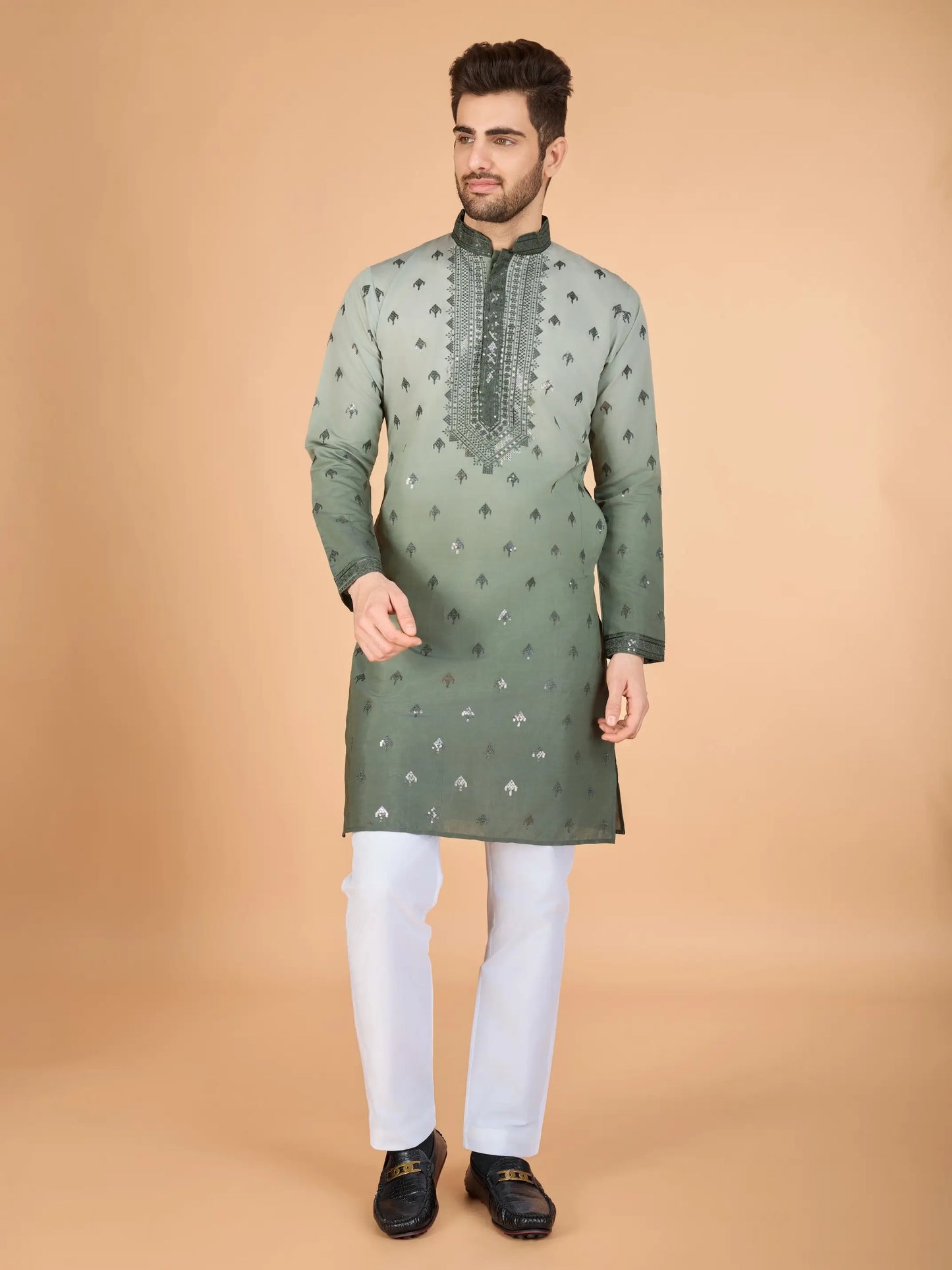 Grün schattierte Seidenkurta mit Seidenfadenstickerei und Pailletten, mit passender Hose