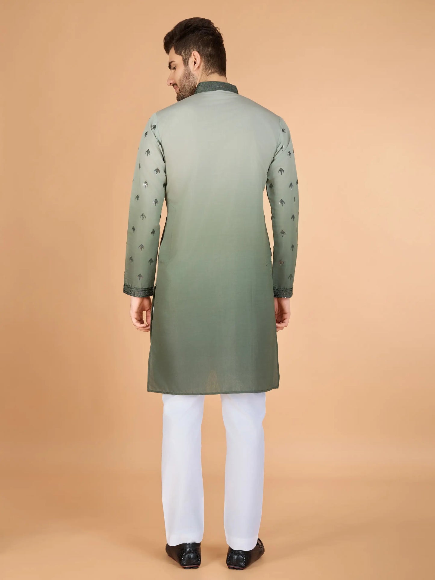 Grün schattierte Seidenkurta mit Seidenfadenstickerei und Pailletten, mit passender Hose