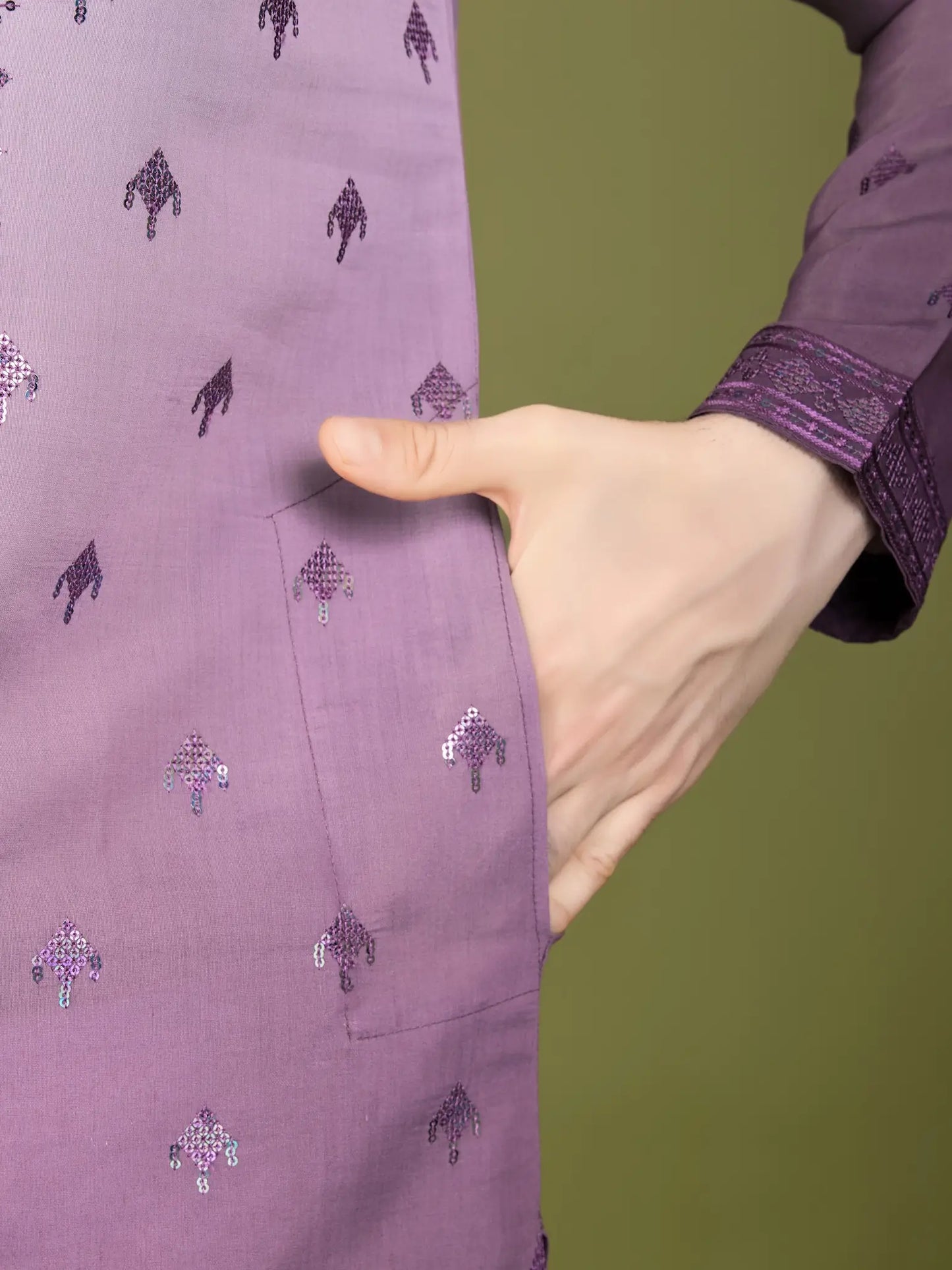 Lila Ombre-Seidenkurta mit Seidenfadenstickerei und Pailletten, mit passender Hose