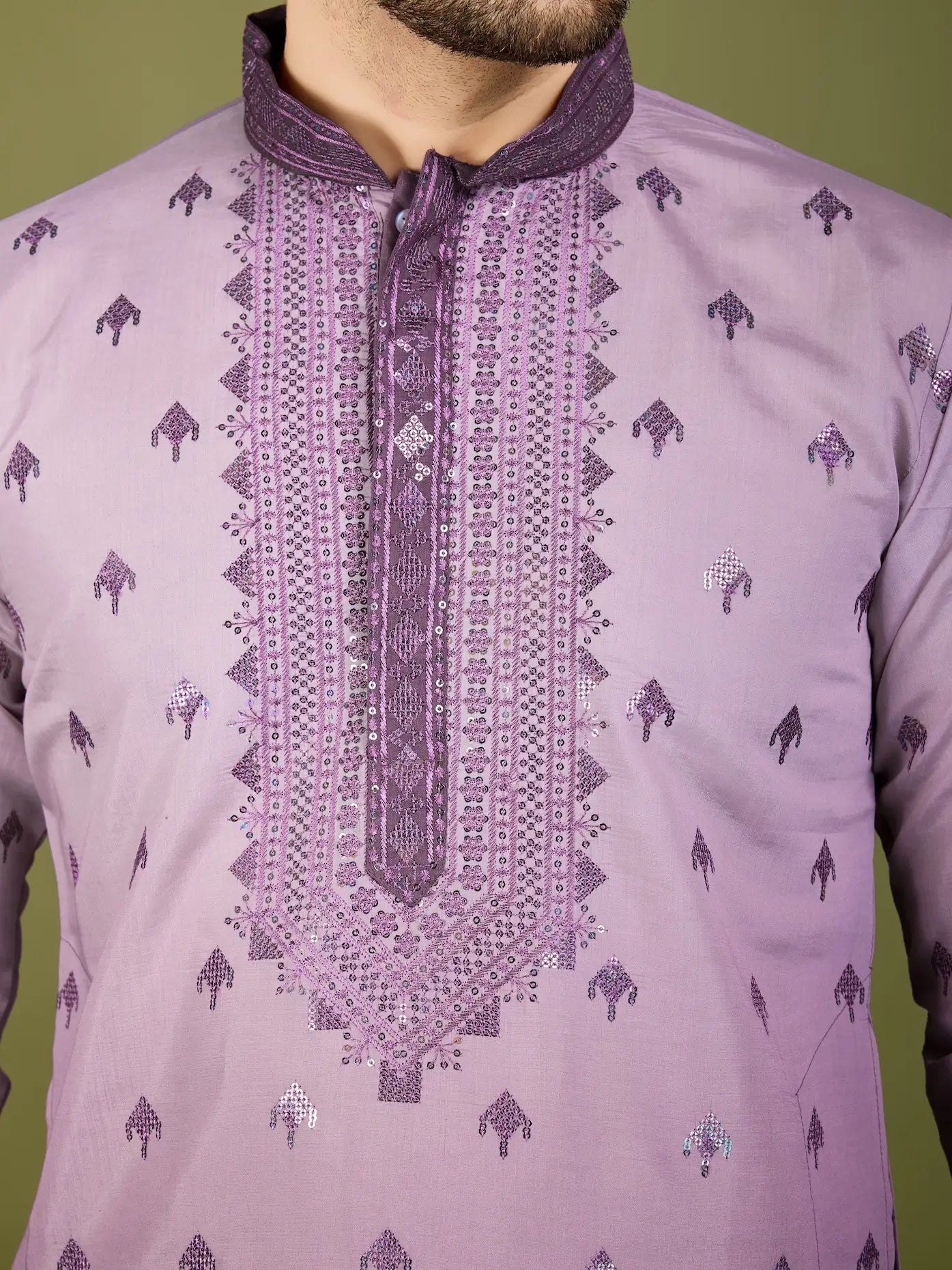 Lila Ombre-Seidenkurta mit Seidenfadenstickerei und Pailletten, mit passender Hose