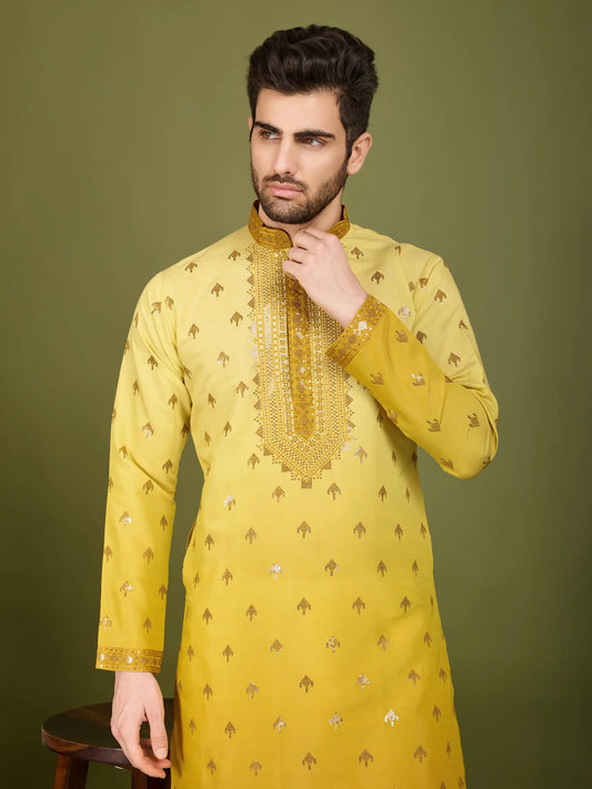 Kurta jaune ombré en soie, orné de broderies au fil de soie et de sequins, avec pantalon assorti