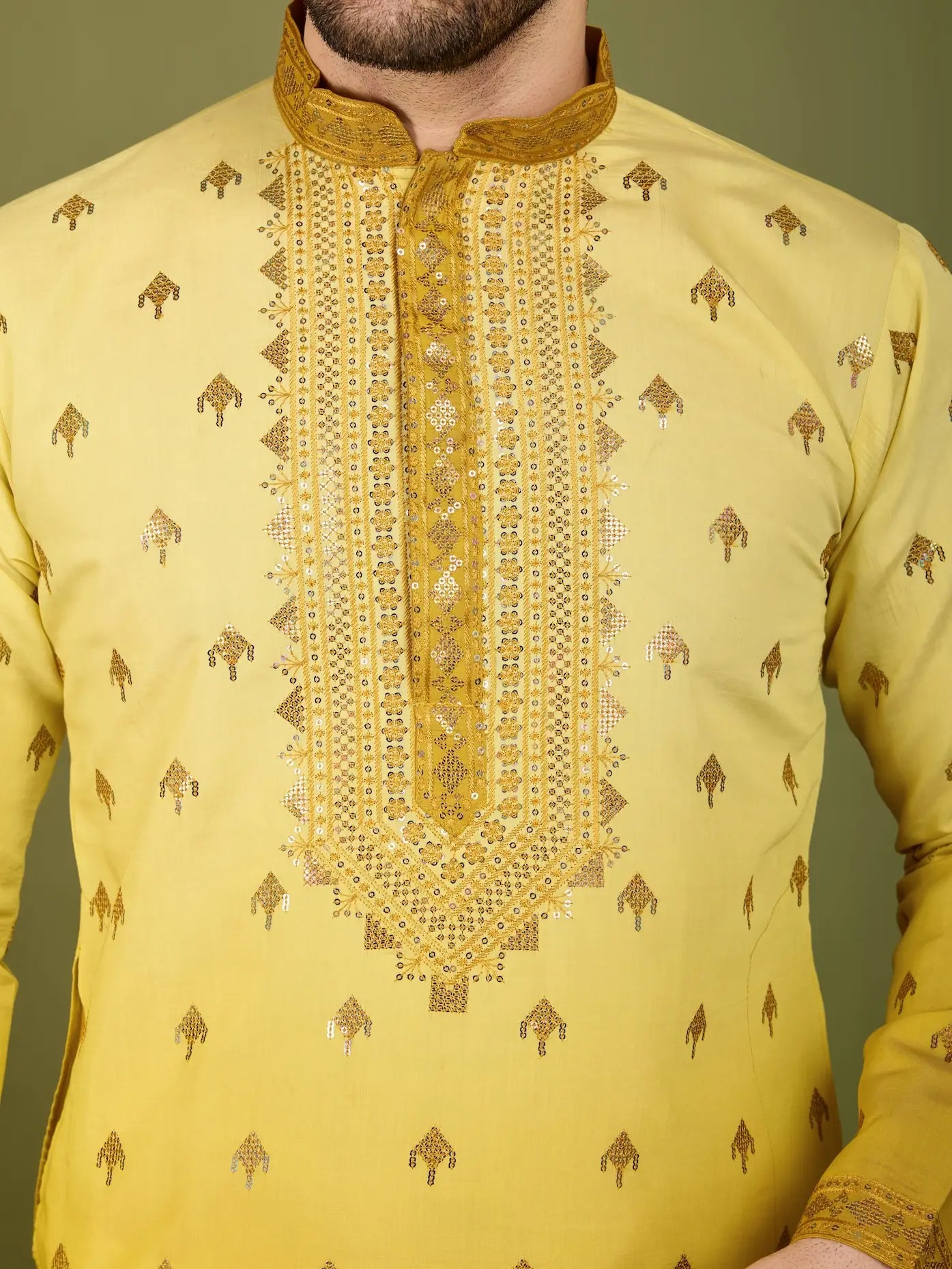Gelb schattierte Seidenkurta mit Seidenfadenstickerei und Pailletten, mit passender Hose