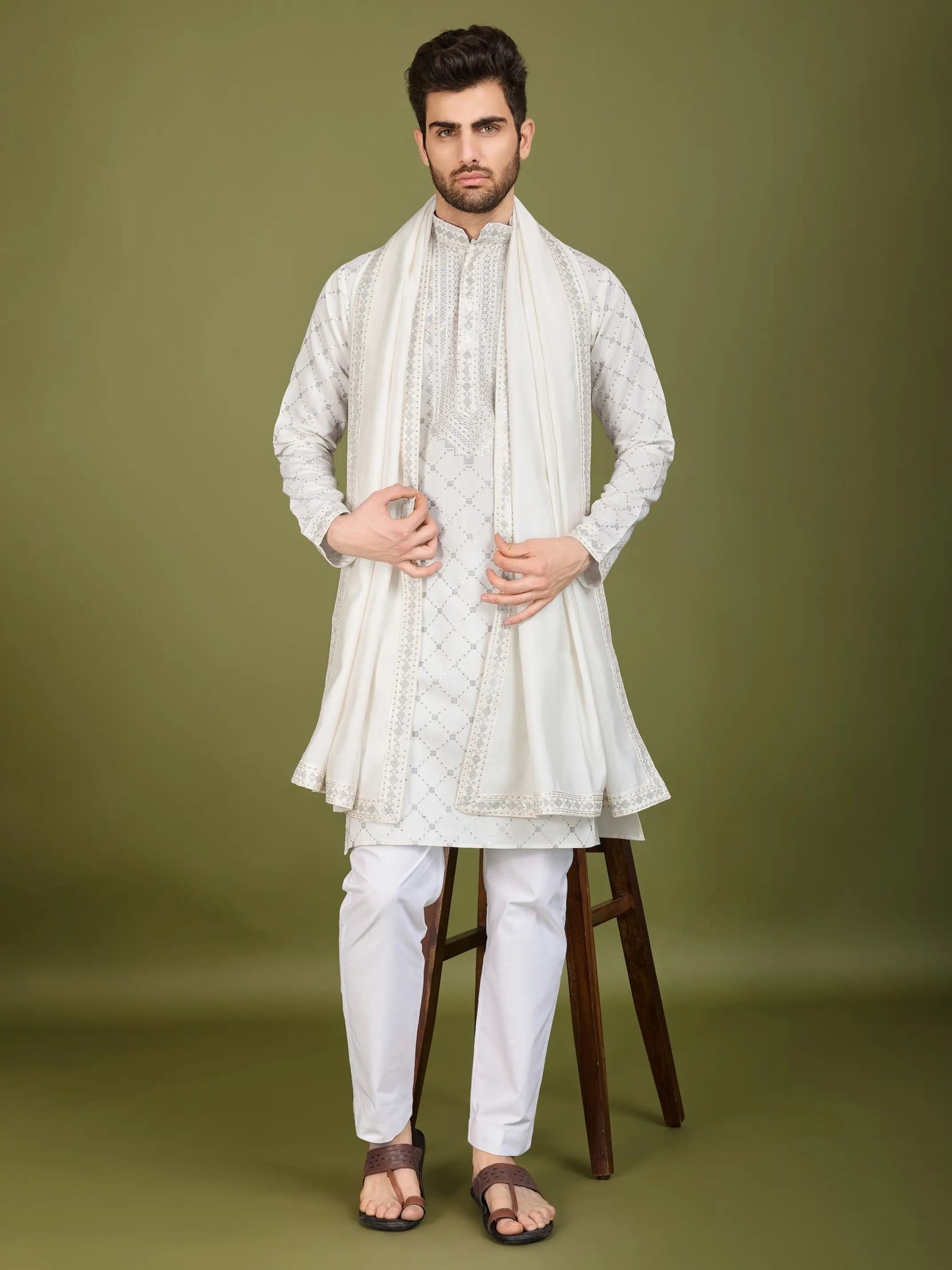 Weißes Kurta-Set aus Seide mit Fadenstickerei und Pailletten, mit passender Hose und Dupatta