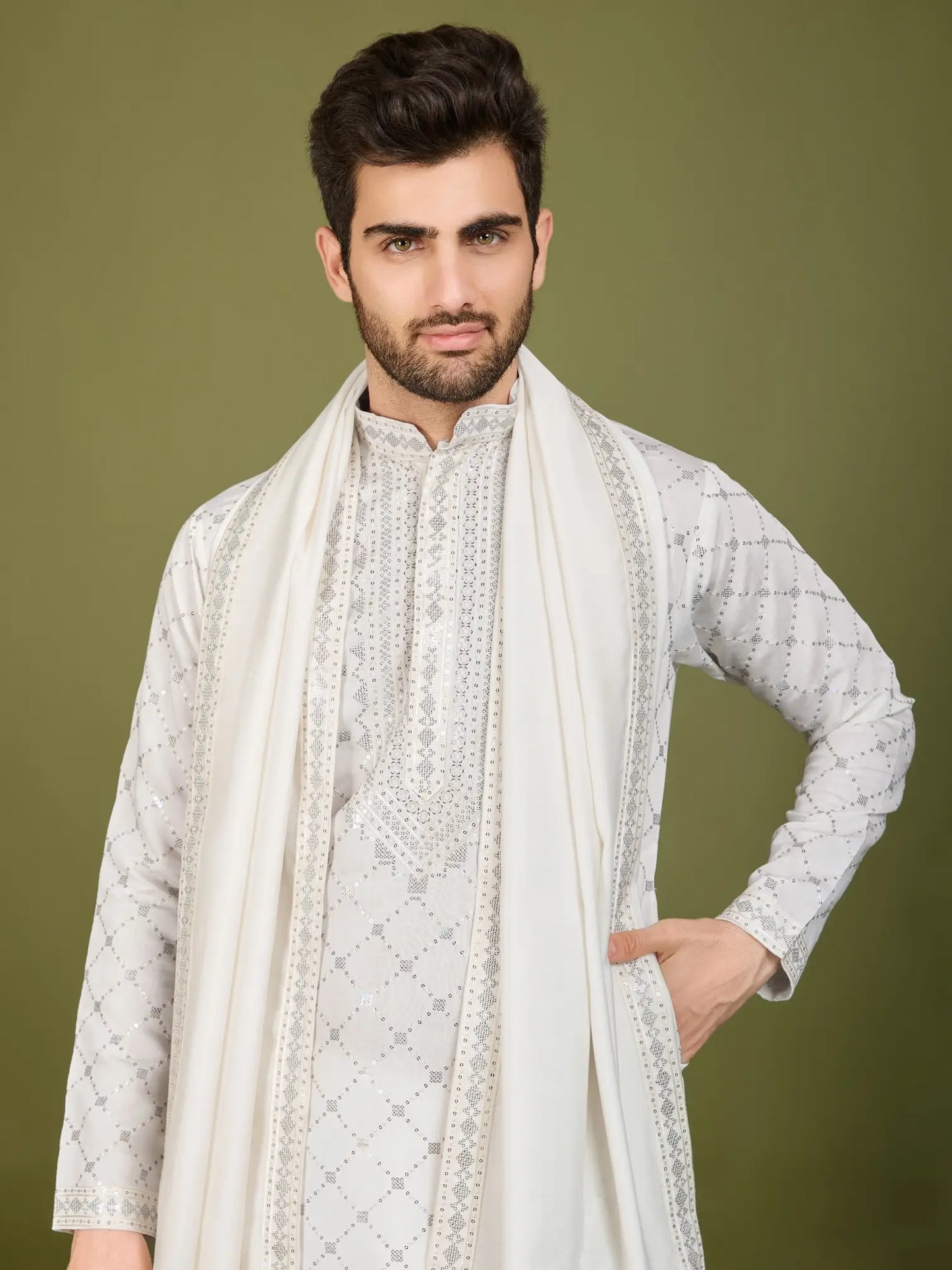 Weißes Kurta-Set aus Seide mit Fadenstickerei und Pailletten, mit passender Hose und Dupatta