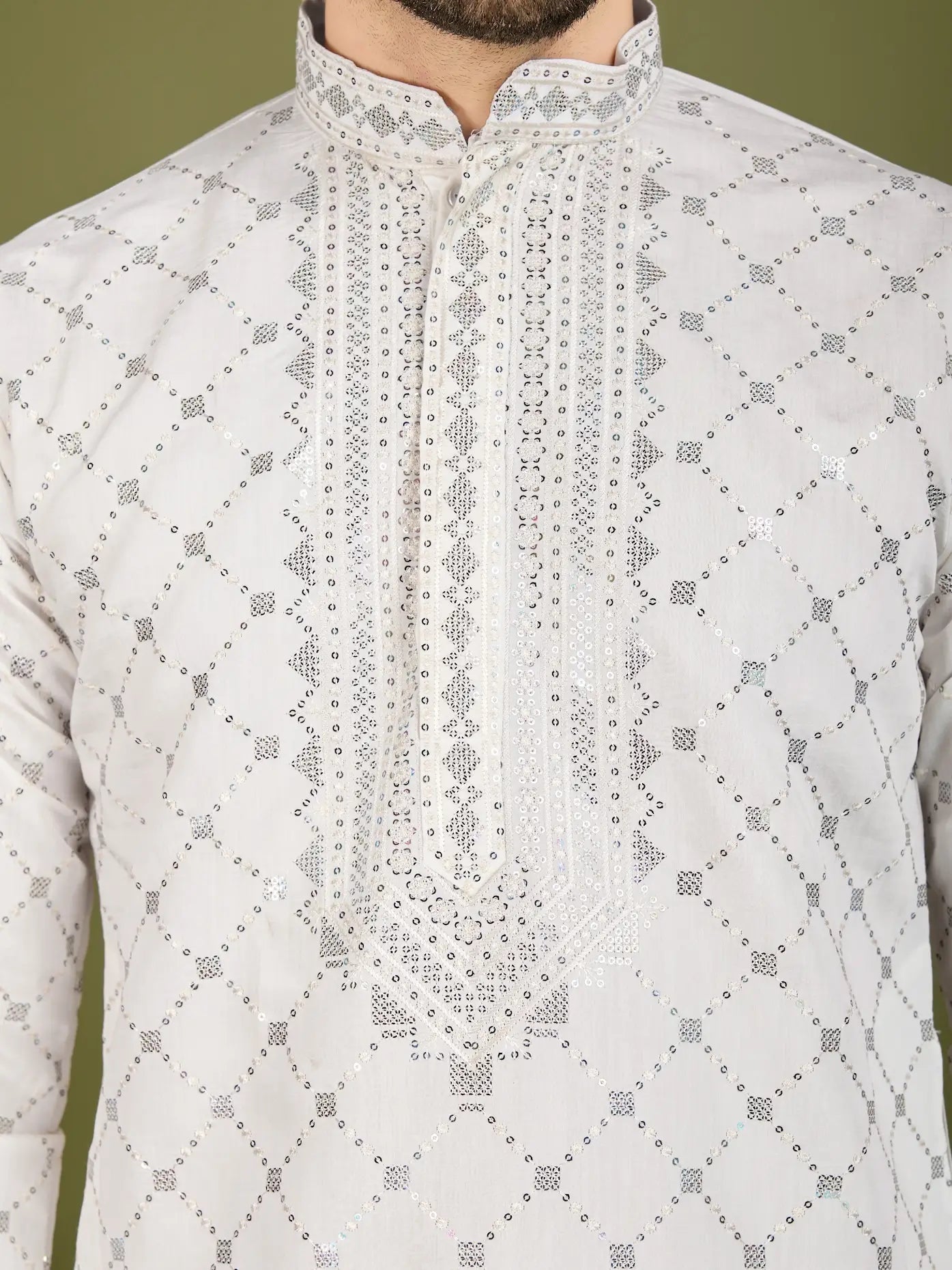 Weißes Kurta-Set aus Seide mit Fadenstickerei und Pailletten, mit passender Hose und Dupatta