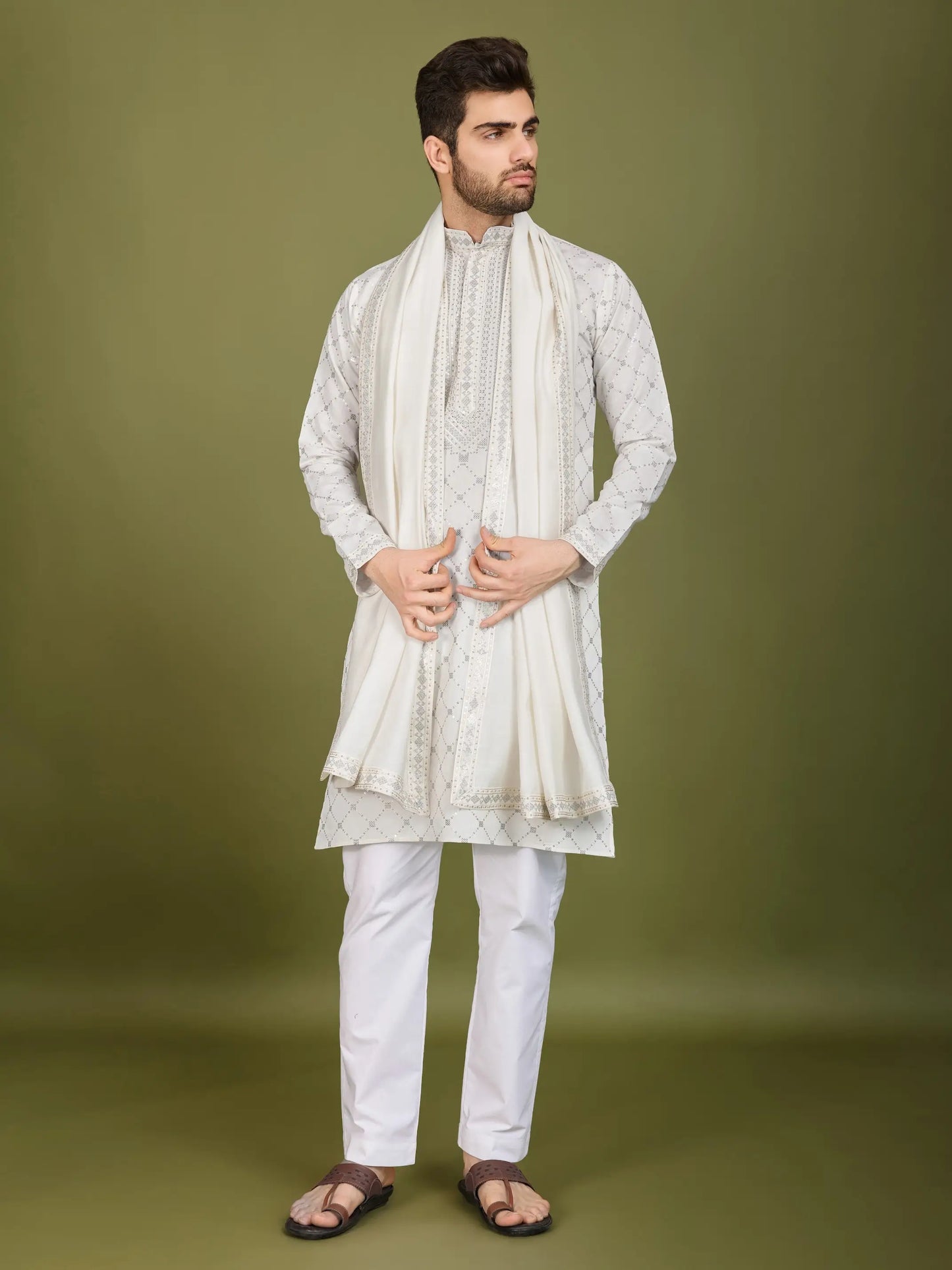Weißes Kurta-Set aus Seide mit Fadenstickerei und Pailletten, mit passender Hose und Dupatta
