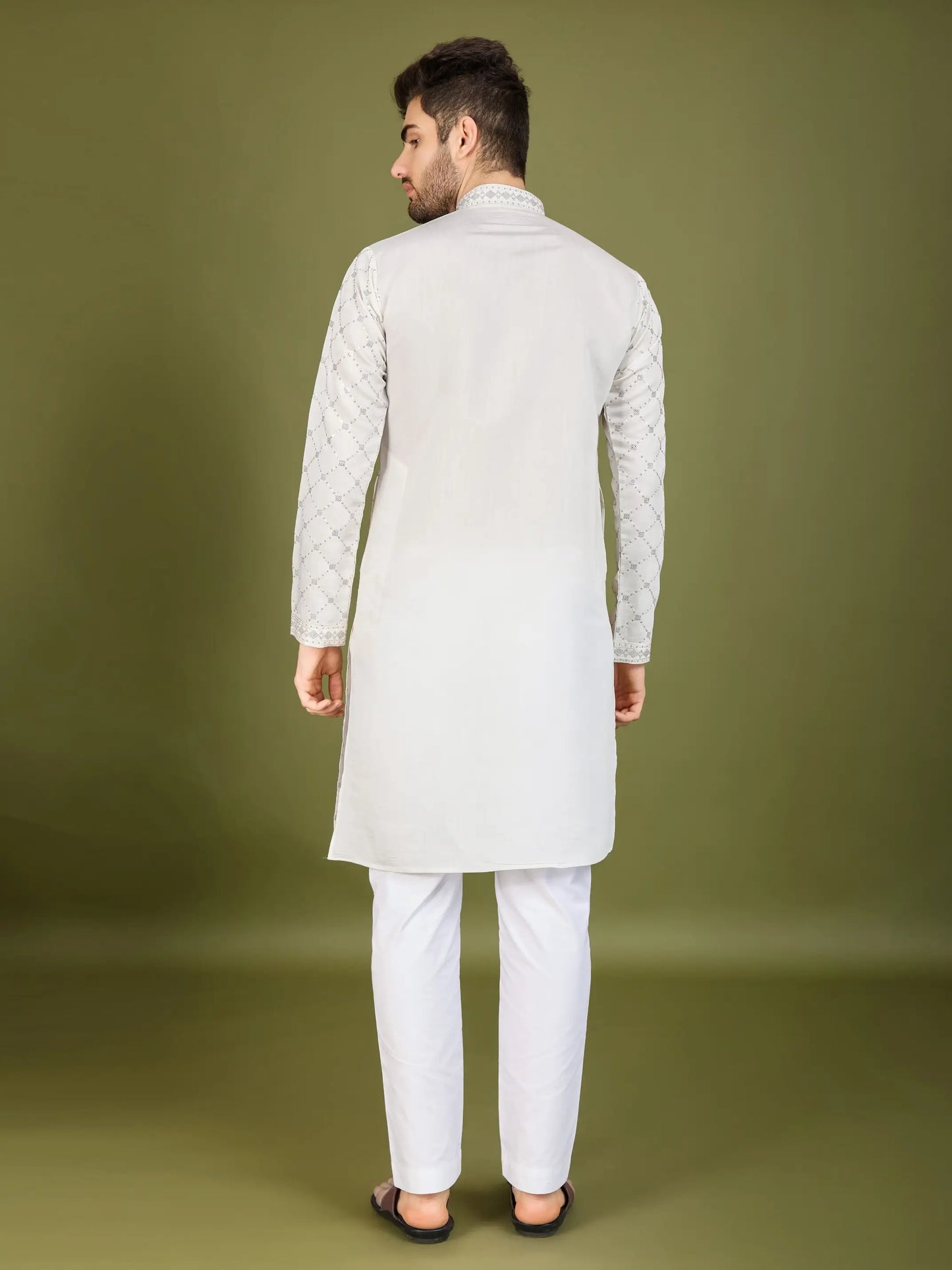 Weißes Kurta-Set aus Seide mit Fadenstickerei und Pailletten, mit passender Hose und Dupatta
