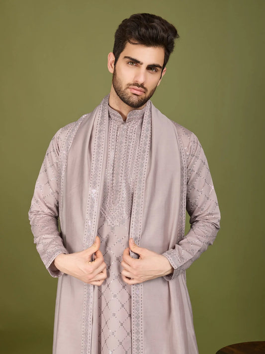 Ensemble Kurta couleur ivoire en soie, orné de broderies au fil et de sequins, avec pantalon et dupatta assortis COLLECTION ZAYN
